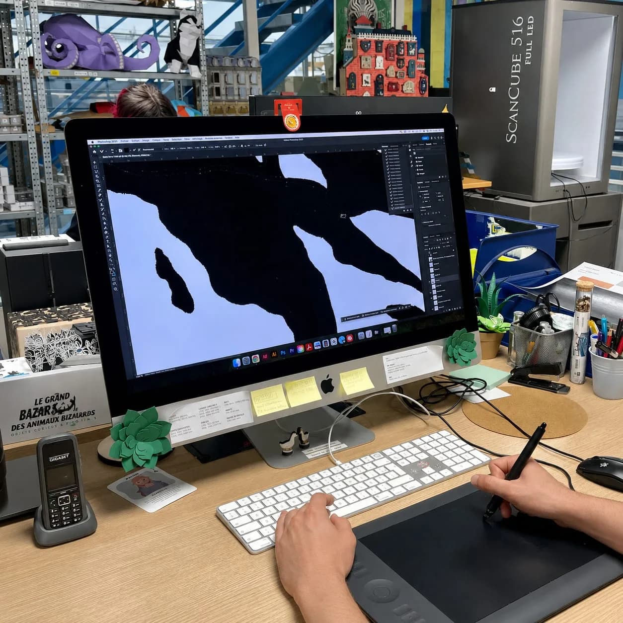 Graphiste Agent Paper concevant un origami au bureau d'étude