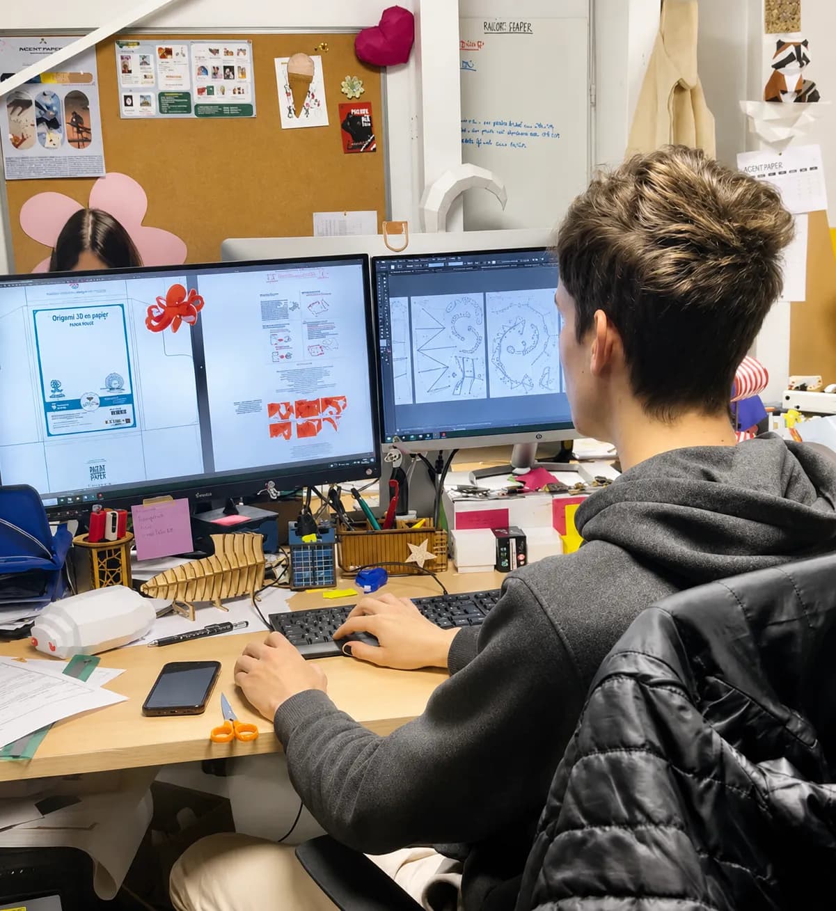 Un graphiste Agent Paper modélise un produit au bureau d'étude