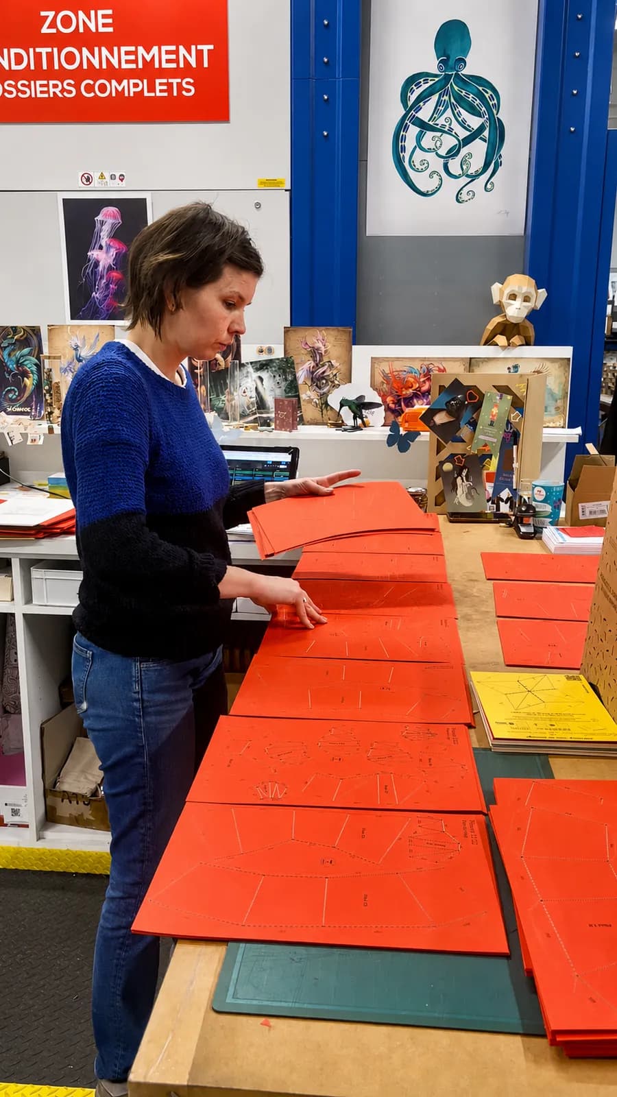 Le conditionnement à la main des kits Agent Paper