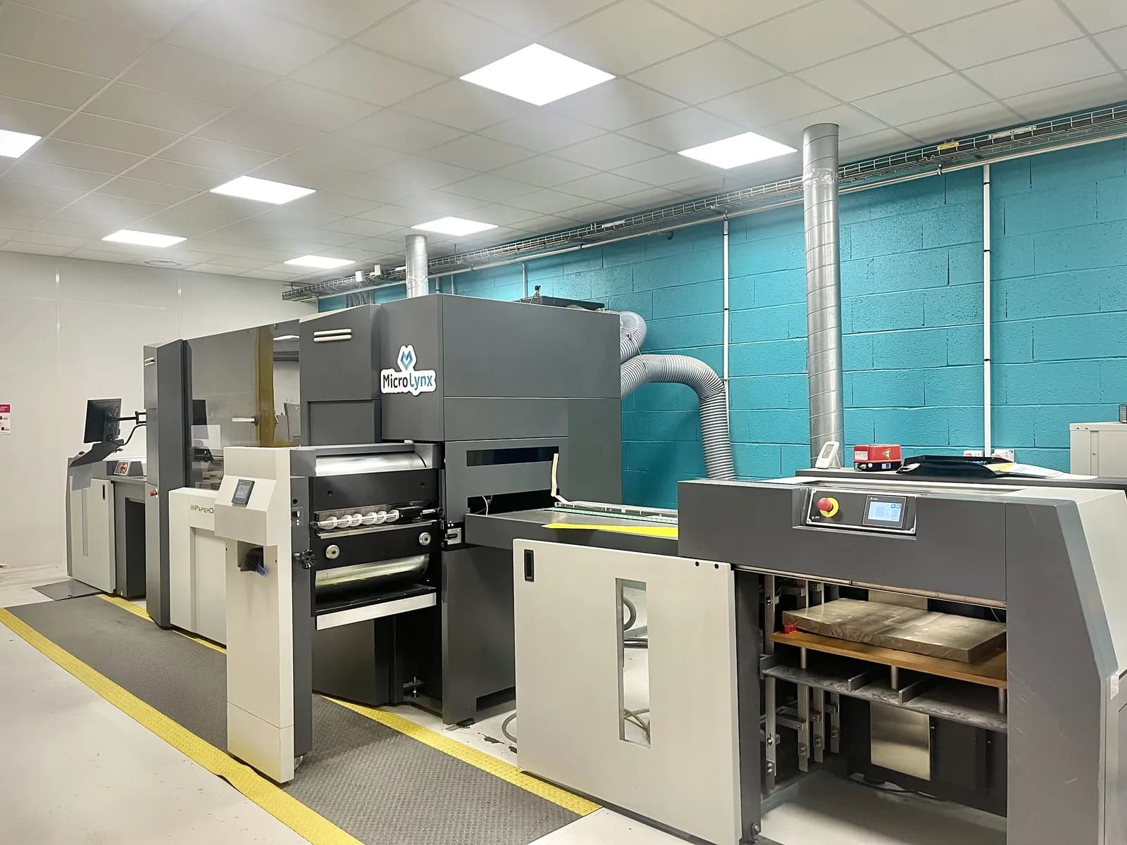 La machine de découpe laser SEI dans l'atelier Agent Paper