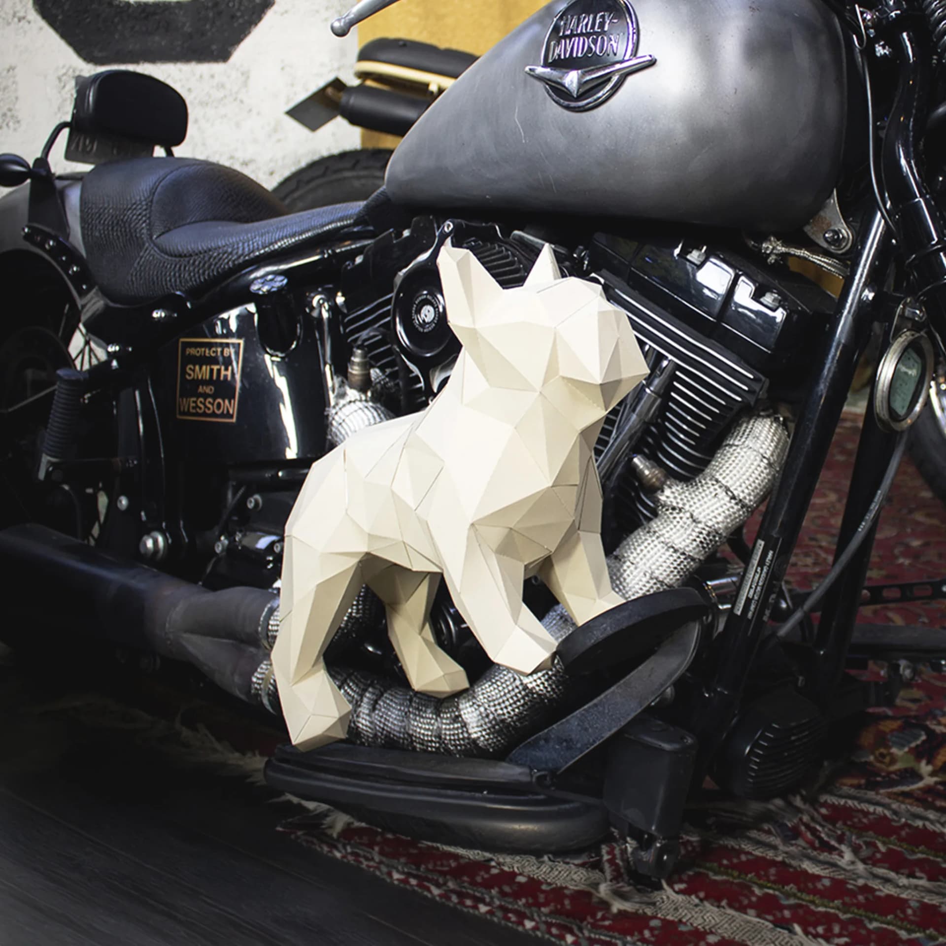 Décoration origami 3D en papier de bouledogue beige sur une moto