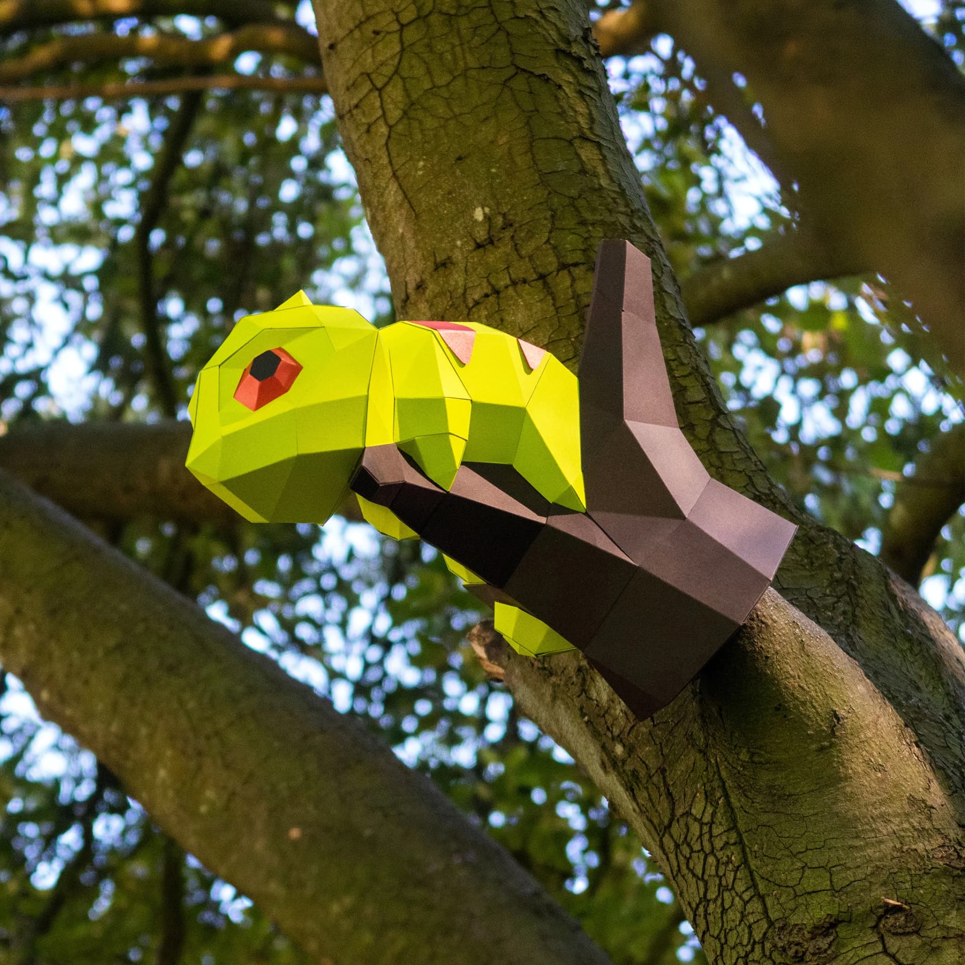 Décoration origami 3D en papier de cameleon accroché dans un arbre