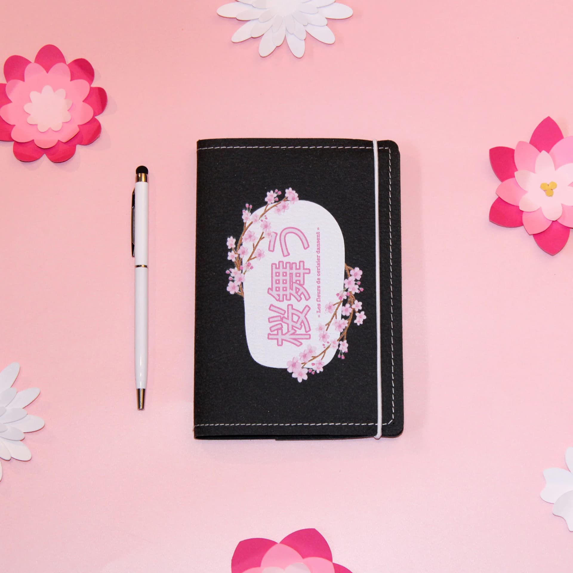 Papeterie couverture en cuir de carnet A6 avec une illustration kawaii de sakura, un stylo et des fleur en papier
