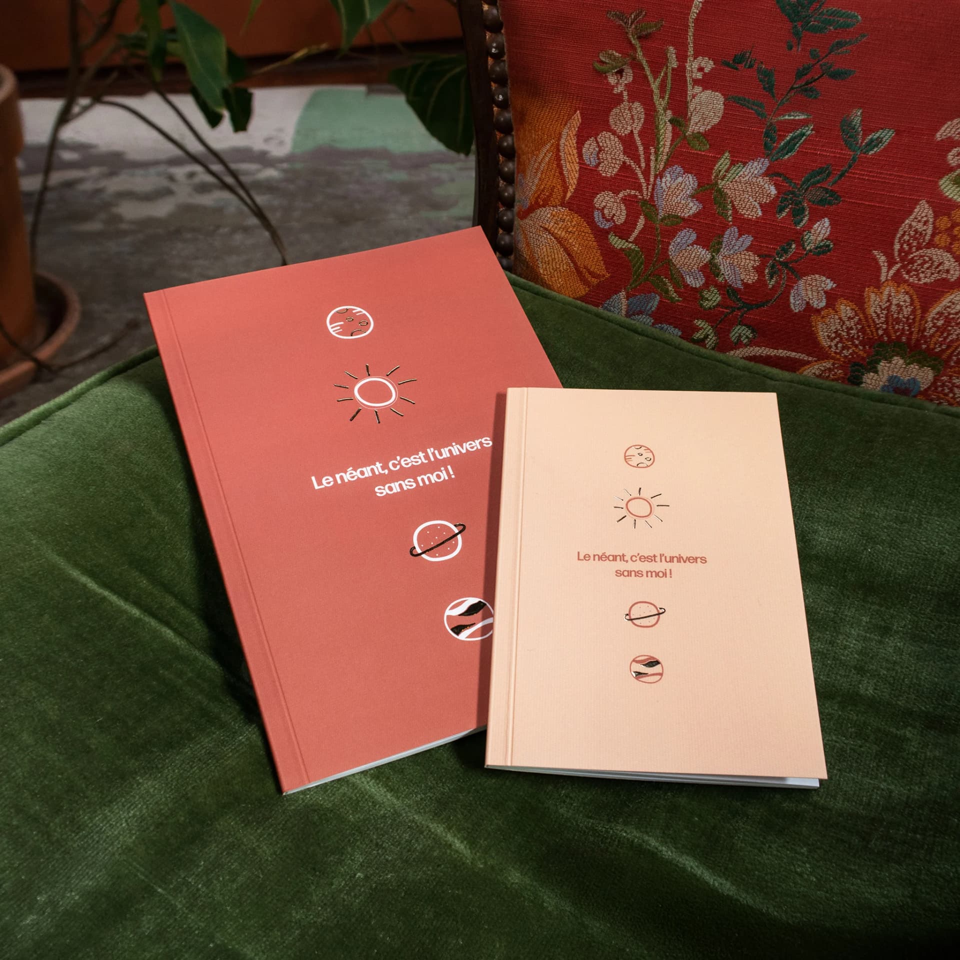 Papeterie deux carnets A5 et A6 mis en scène posé sur un coussin