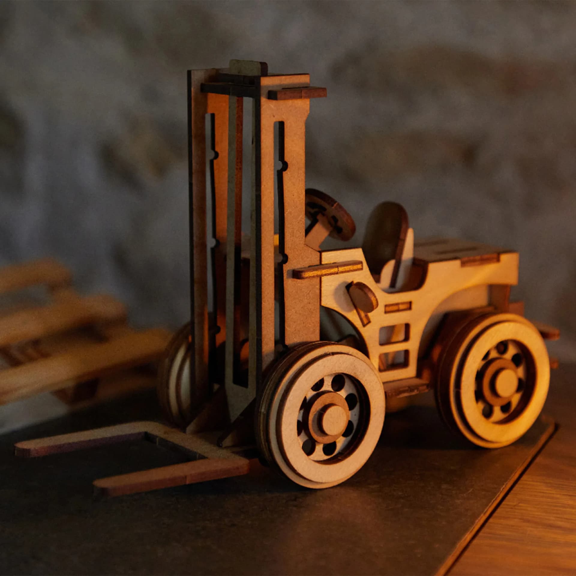 Décoration chariot élévateur en bois sur un table avec des palettes
