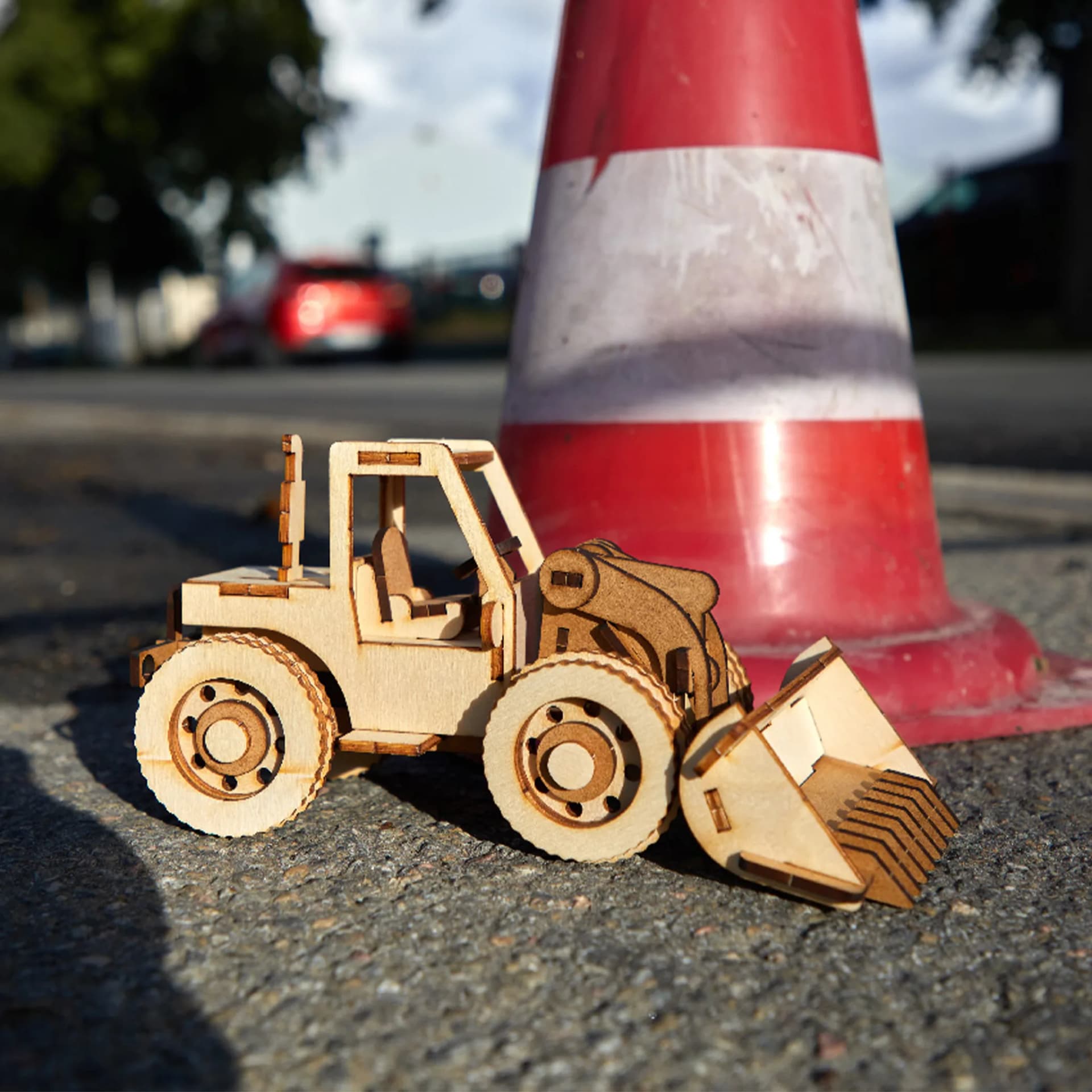 Décoration chargeur en bois sur une route devant un plot de chantier