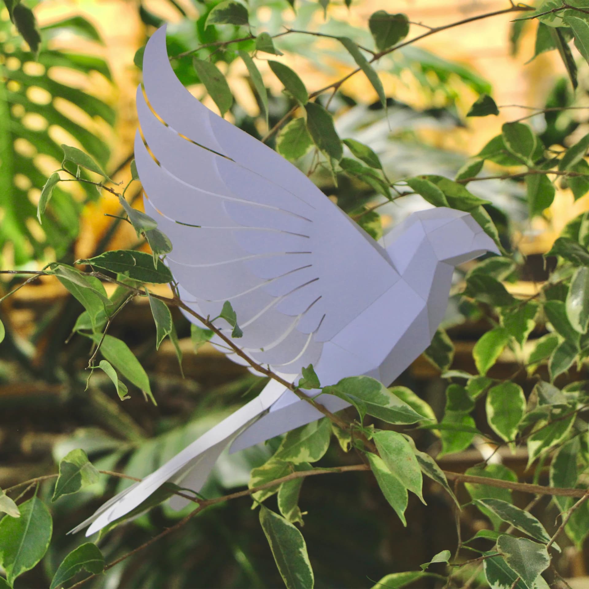 Décoration origami colombe Blanc posée dans un arbustre