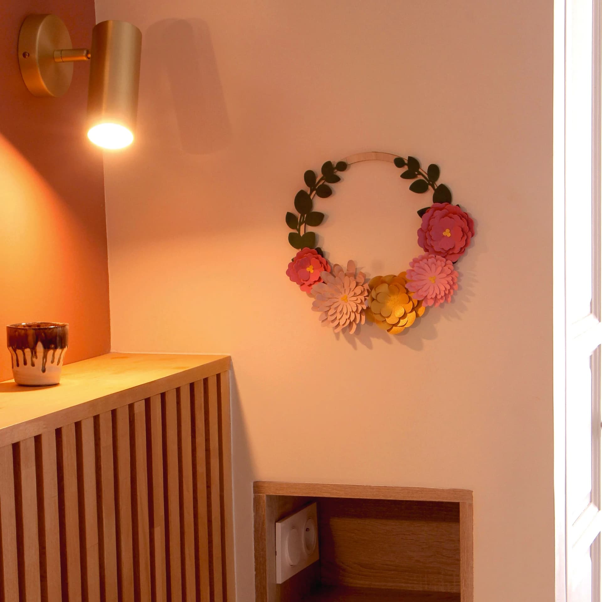 Décoration couronne de fleurs Romantique placée sur un mur
