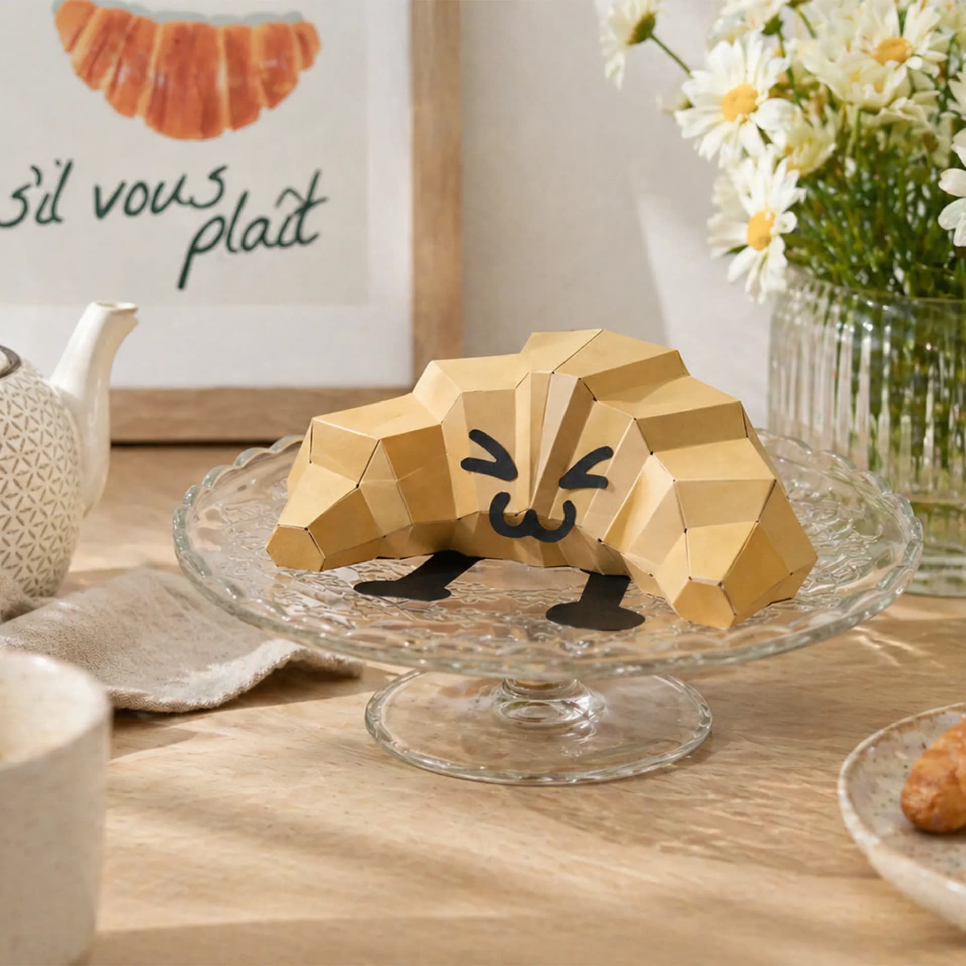Décoration origami croissant en papier Marron sur un présentoir en verre