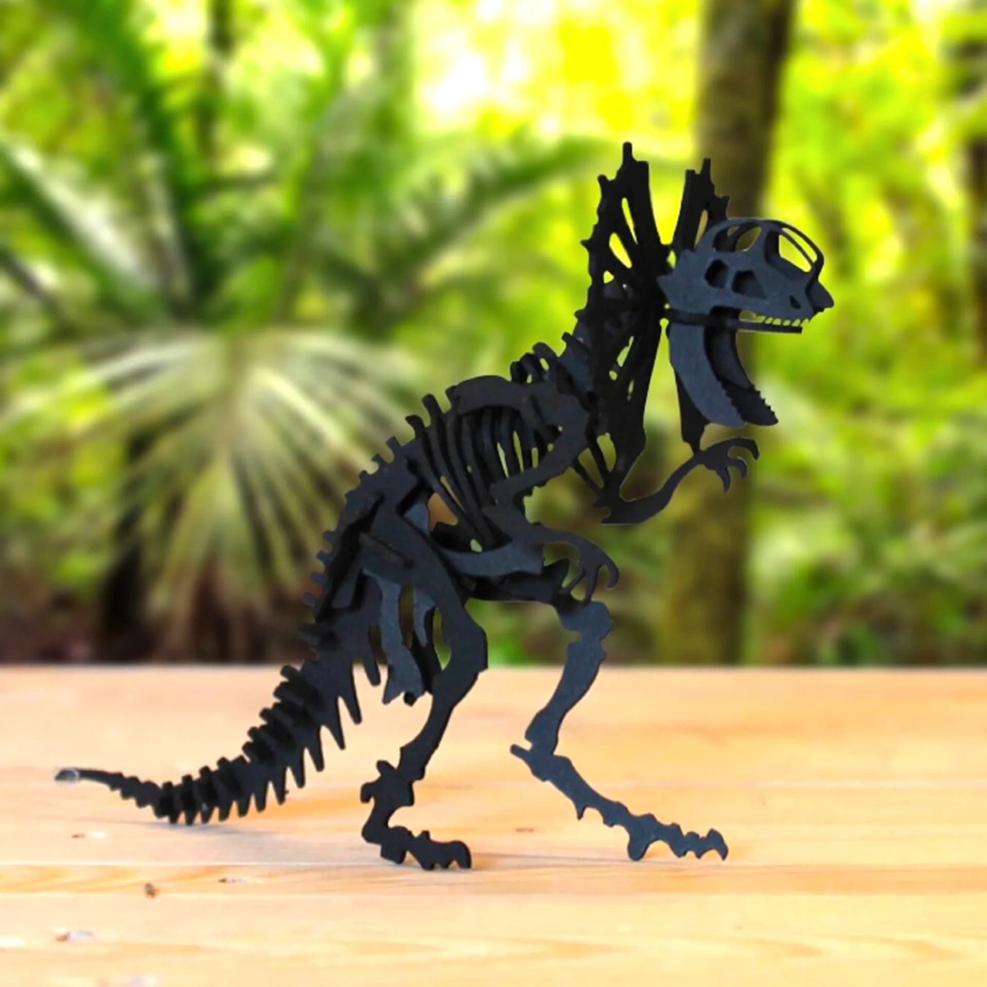 Dilophosaurus en carton en situation