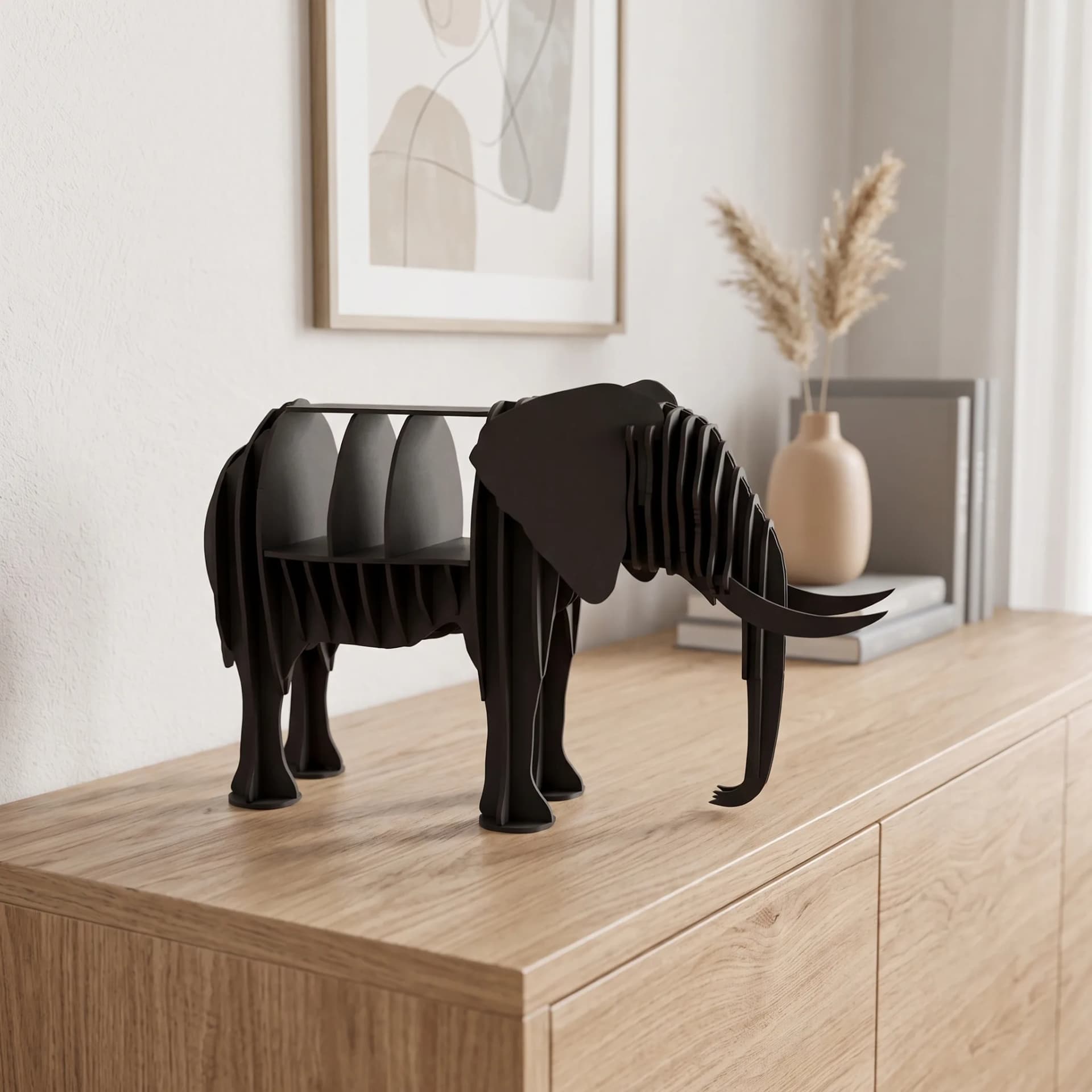 Décoration origami éléphant en carton posé sur un meuble en bois dans un intérieur clair