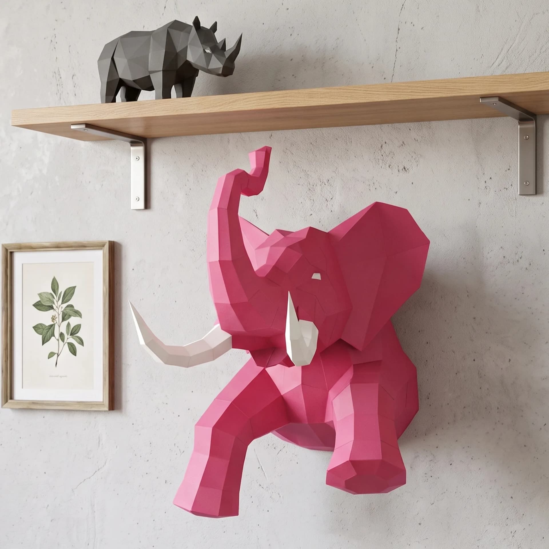 Elephant en papier 3D Rose posé sur un mur gris en dessous d'une étagère