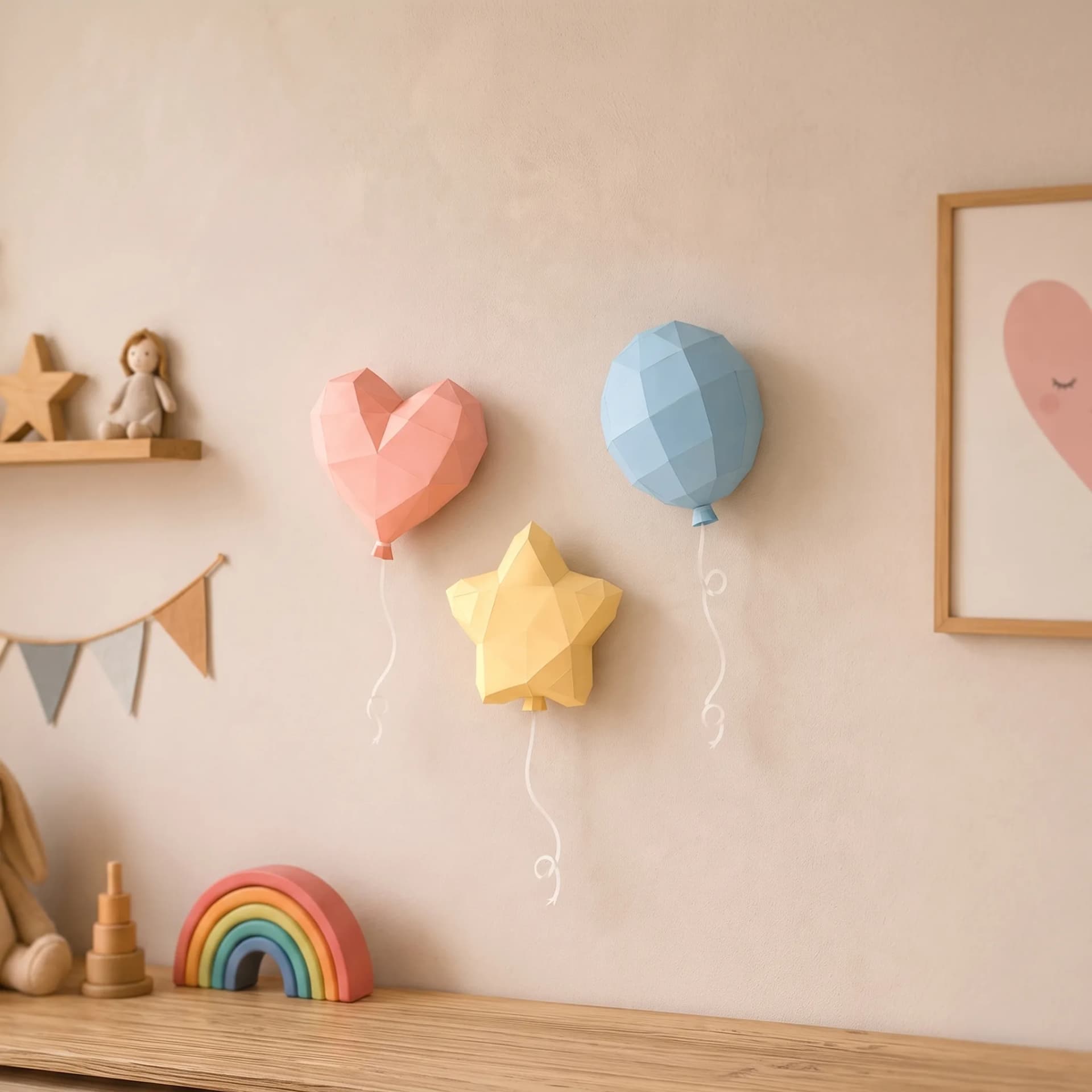 Décoration origami envolée de ballons en papier sur un mur rose dans une chambre d'enfant