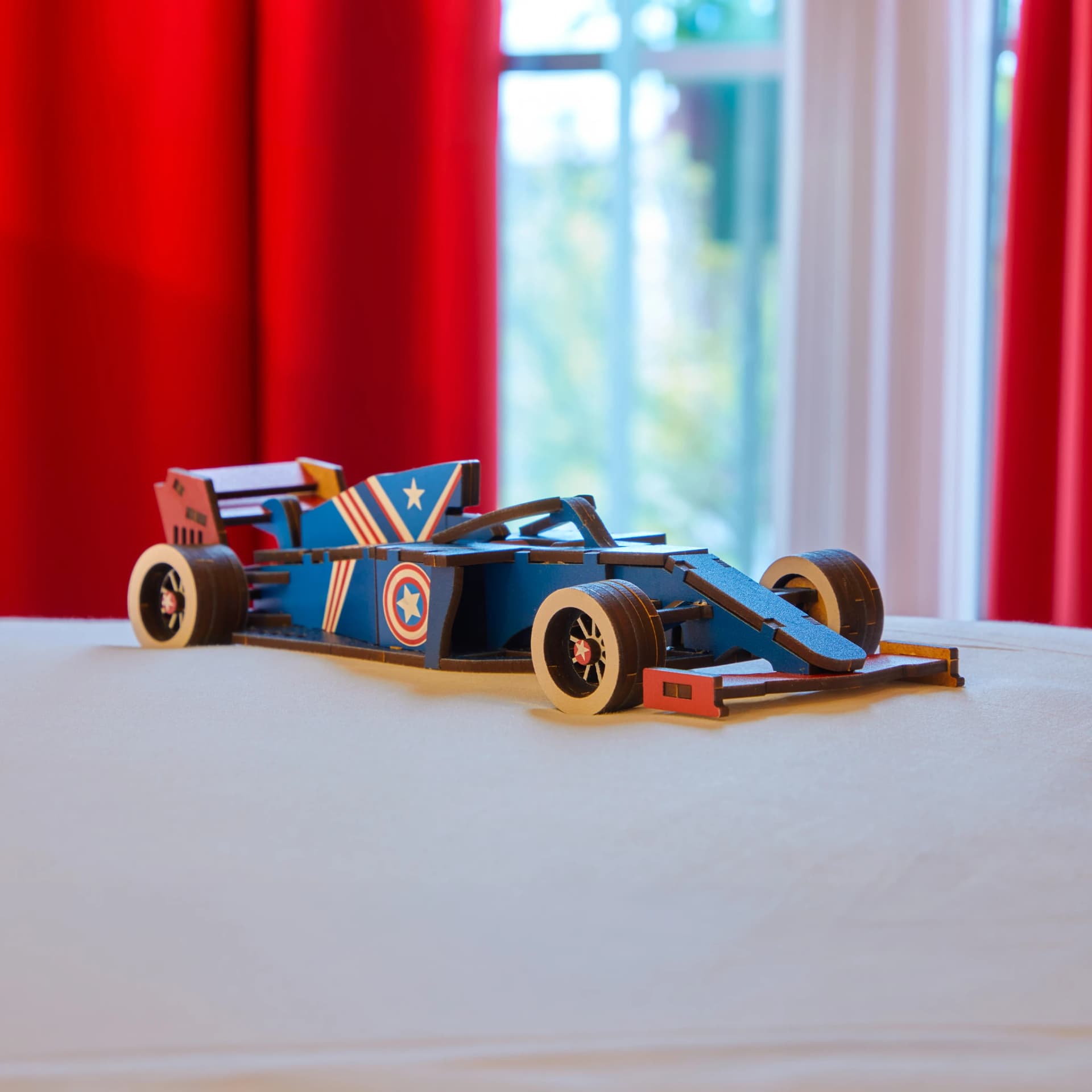 Formule 1 en bois Bleu en situation