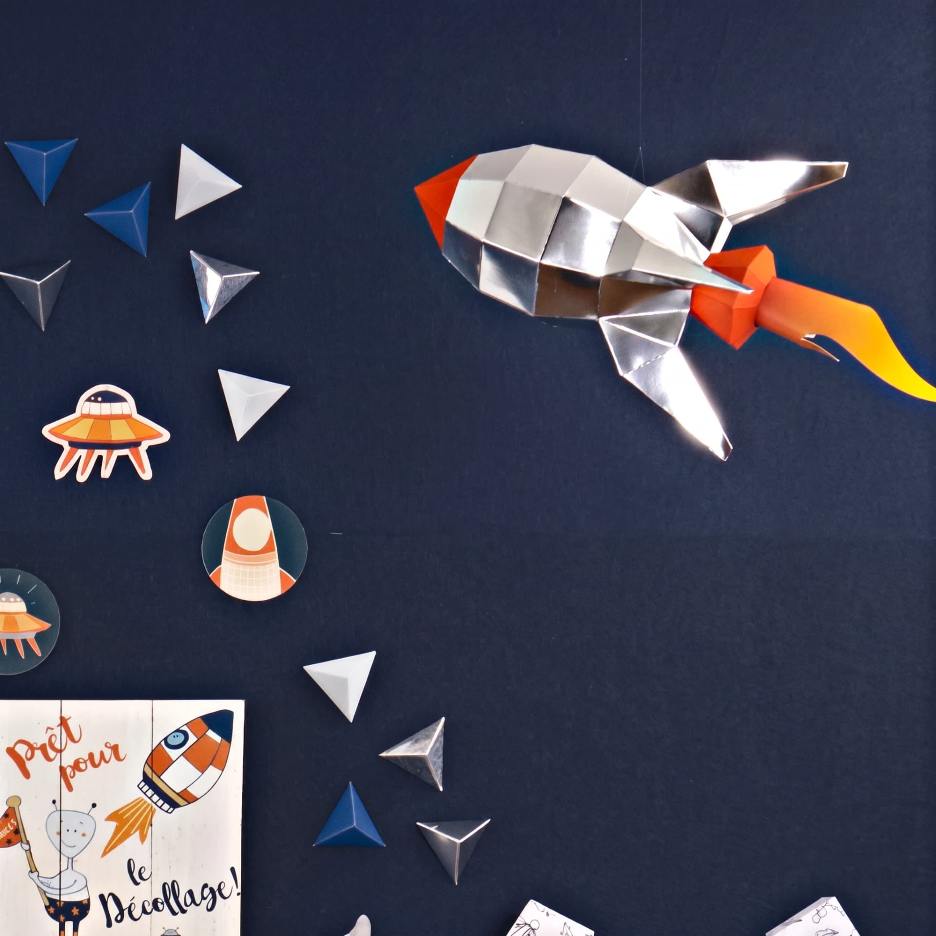 Fusée en papier 3D Orange en situation