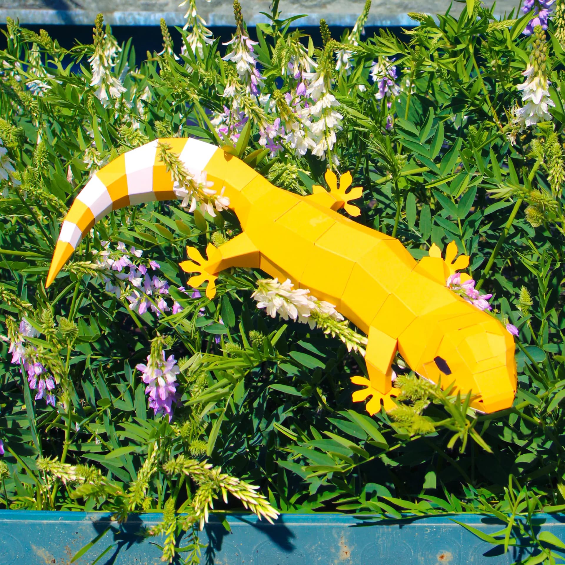 Gecko en papier en situation