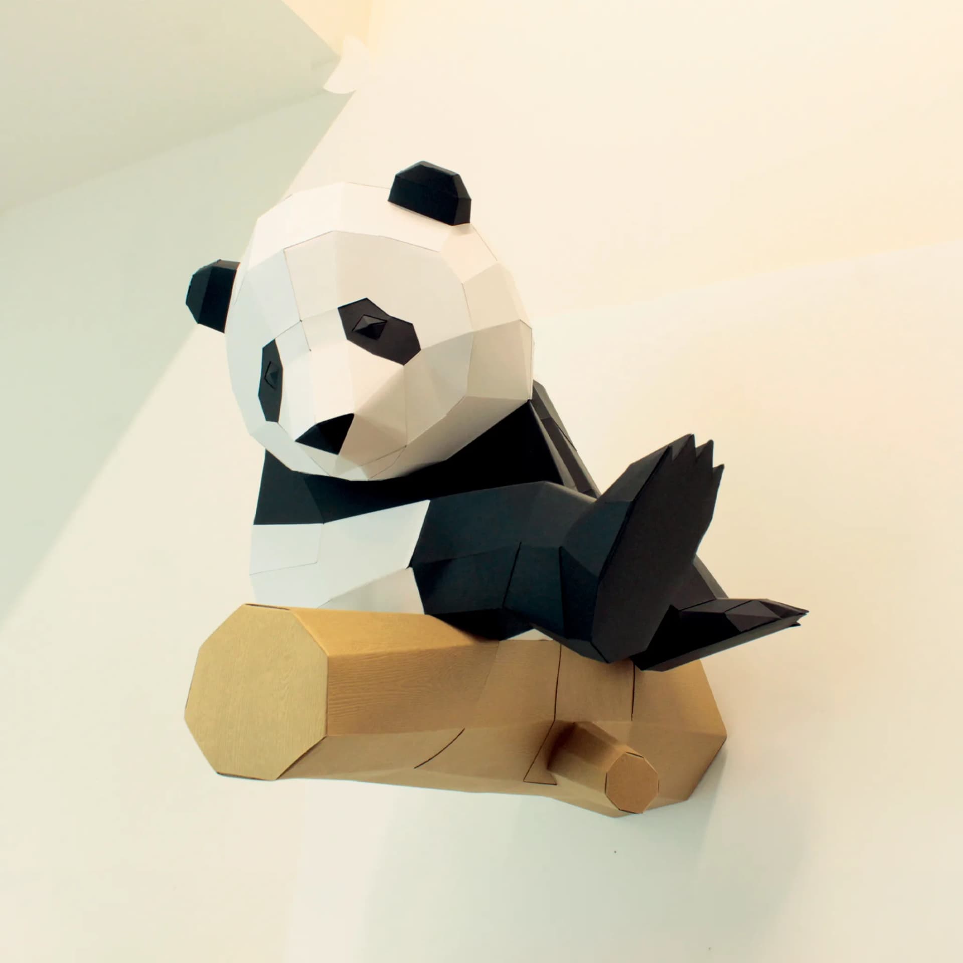 Grand panda sur branche en papier 3D en situation