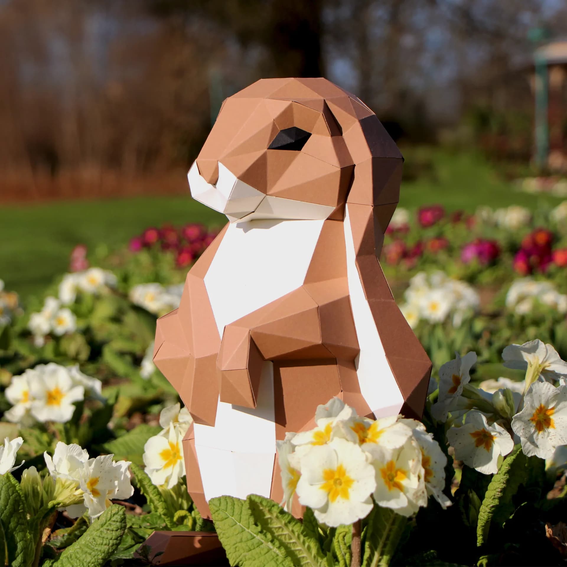 Lapin debout en papier Marron en situation