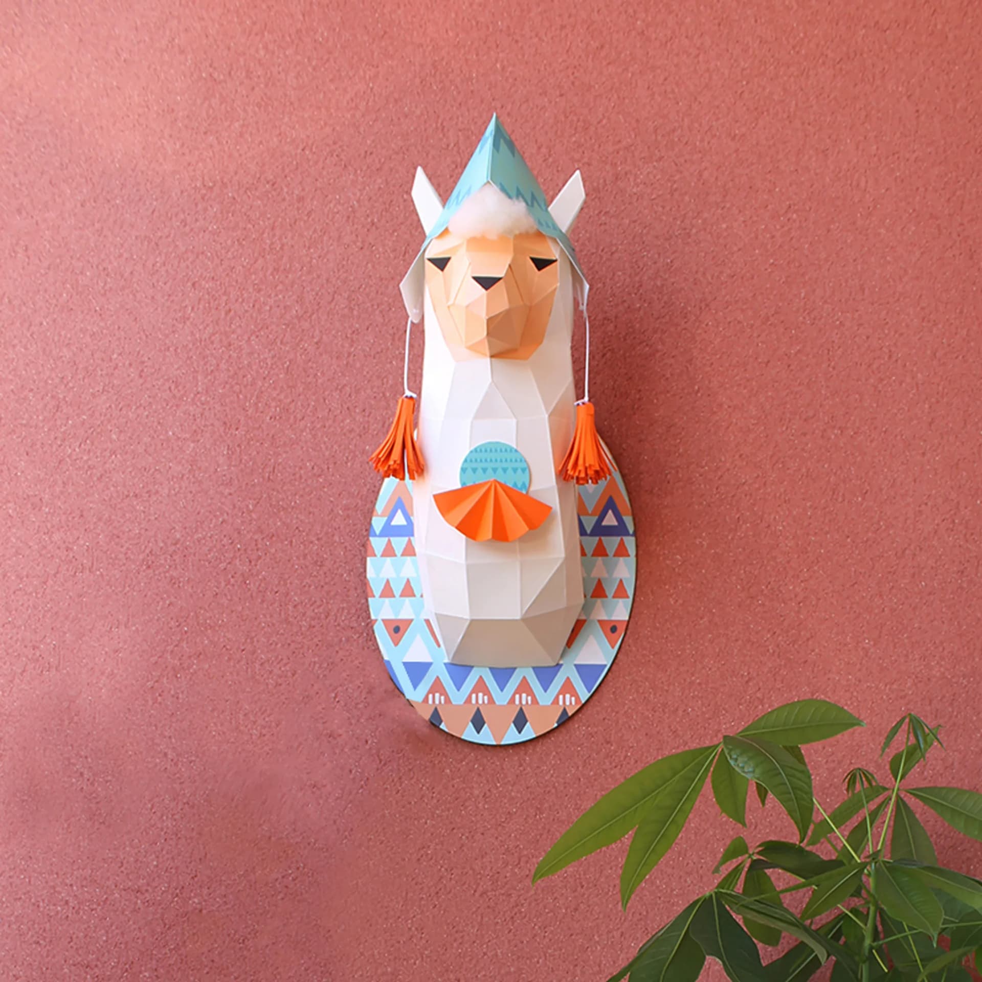 Tête de lama en papier 3D accrochée à un mur d'un salon coloré