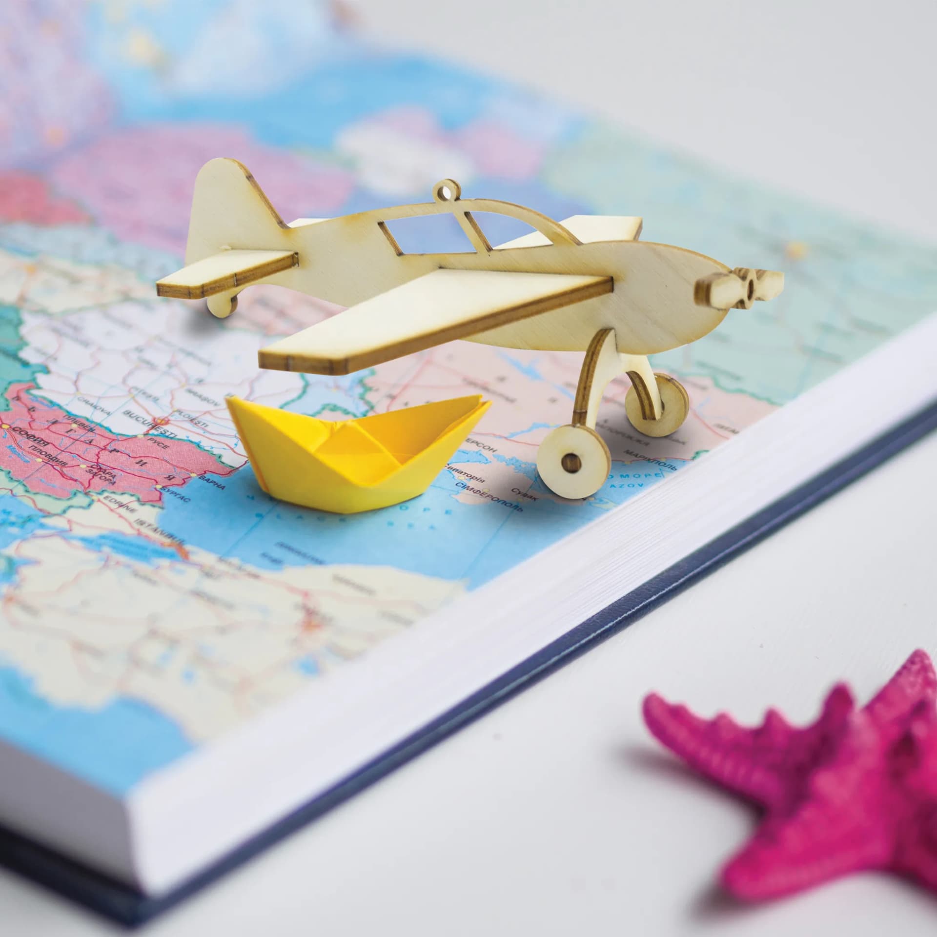Décoration les p'tits bidules en bois Avion posé sur un livre
