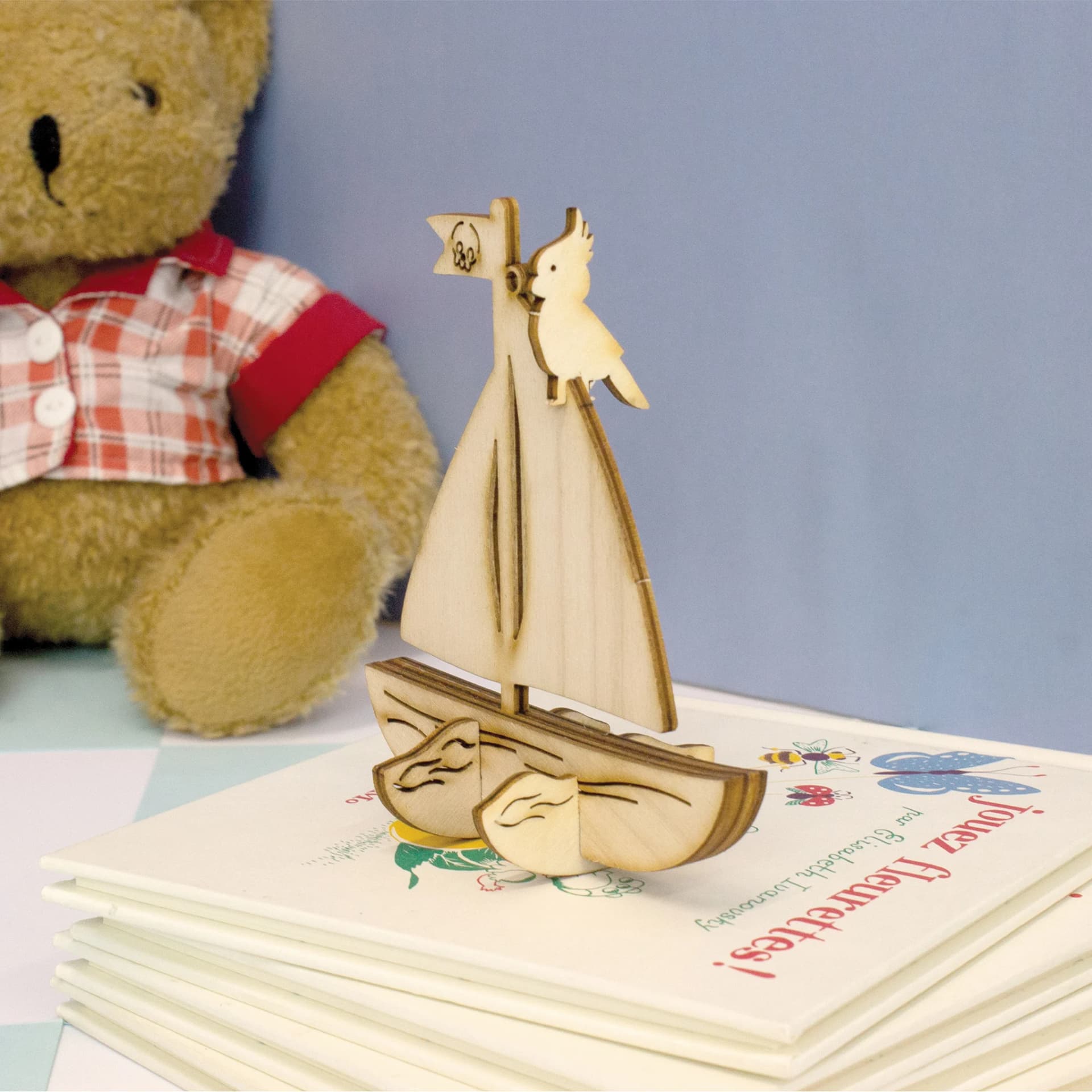 Décoration les p'tits bidules en bois Bateau pirate posé sur des livres