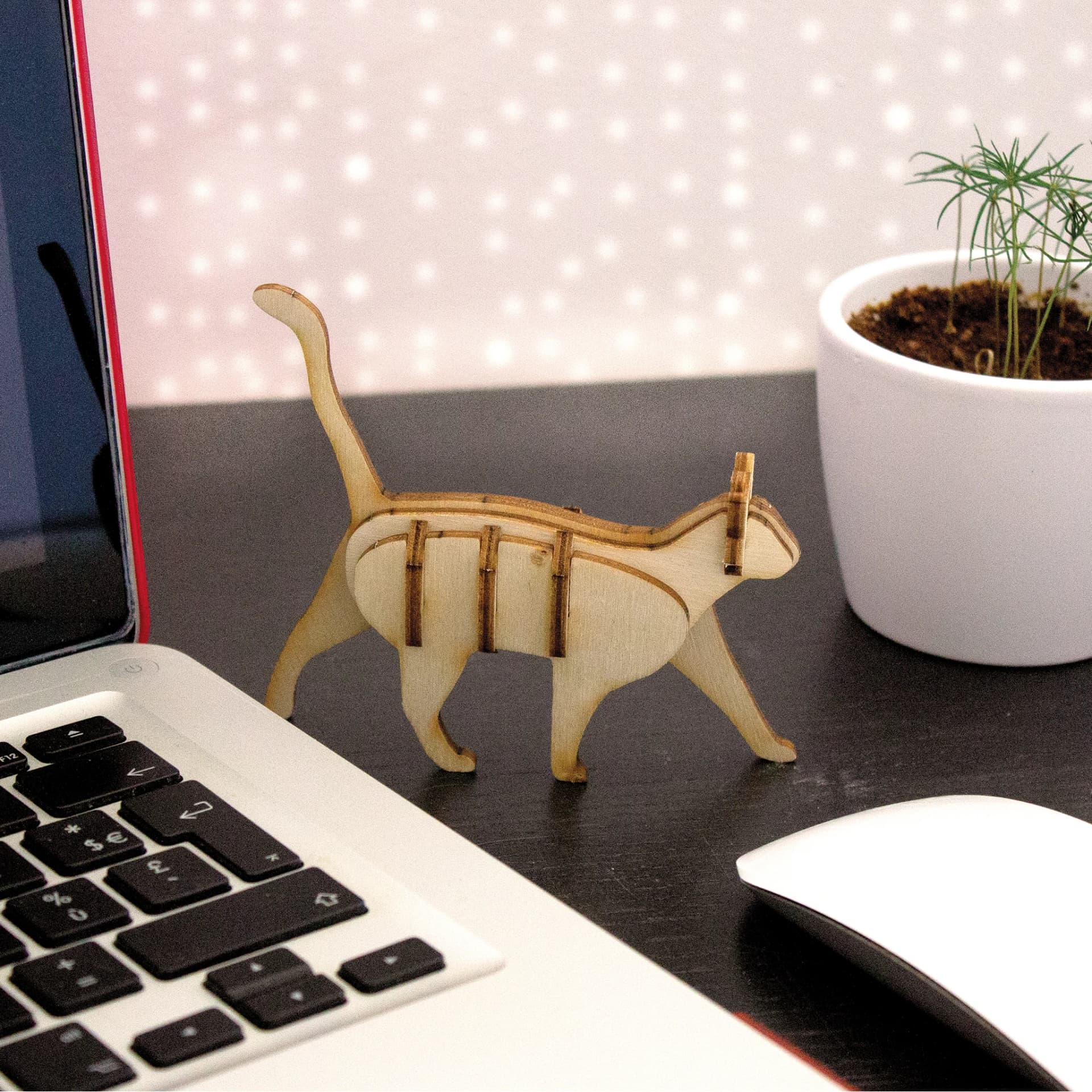 Décoration les p'tits bidules en bois Chat posé sur un bureau