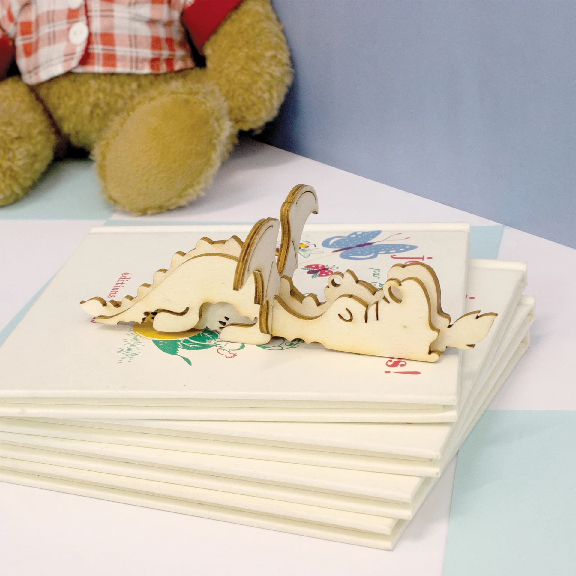 Décoration les p'tits bidules en bois Dragon posé sur des livres