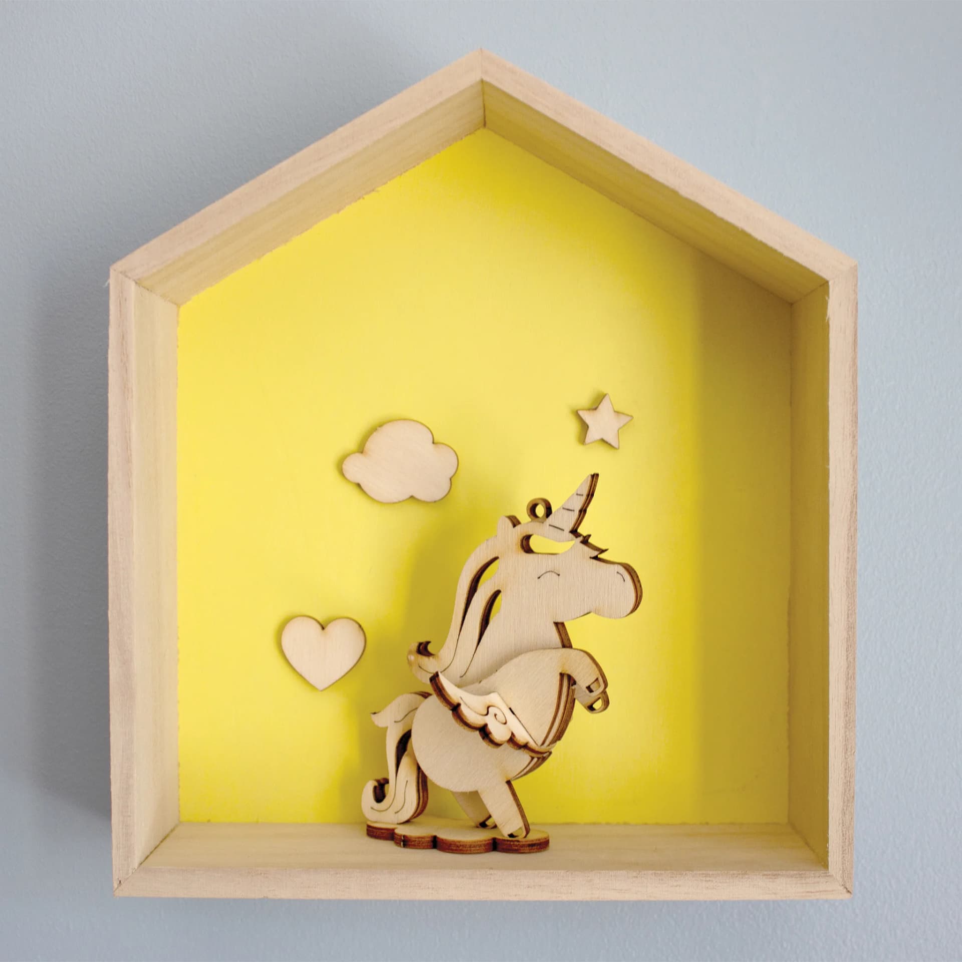 Décoration les p'tits bidules en bois Licorne posée dans une maisonette en bois