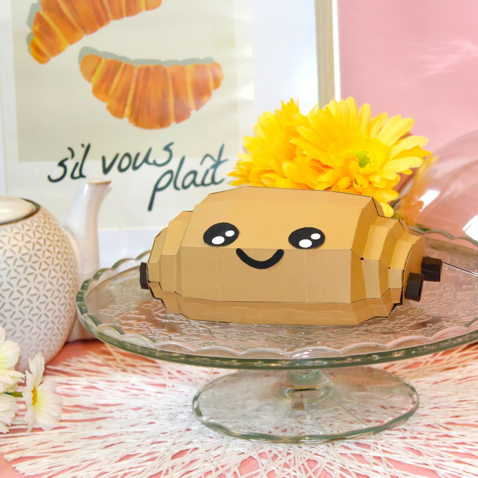 Décoration origami pain au chocolat en papier Marron sur un présentoir en verre
