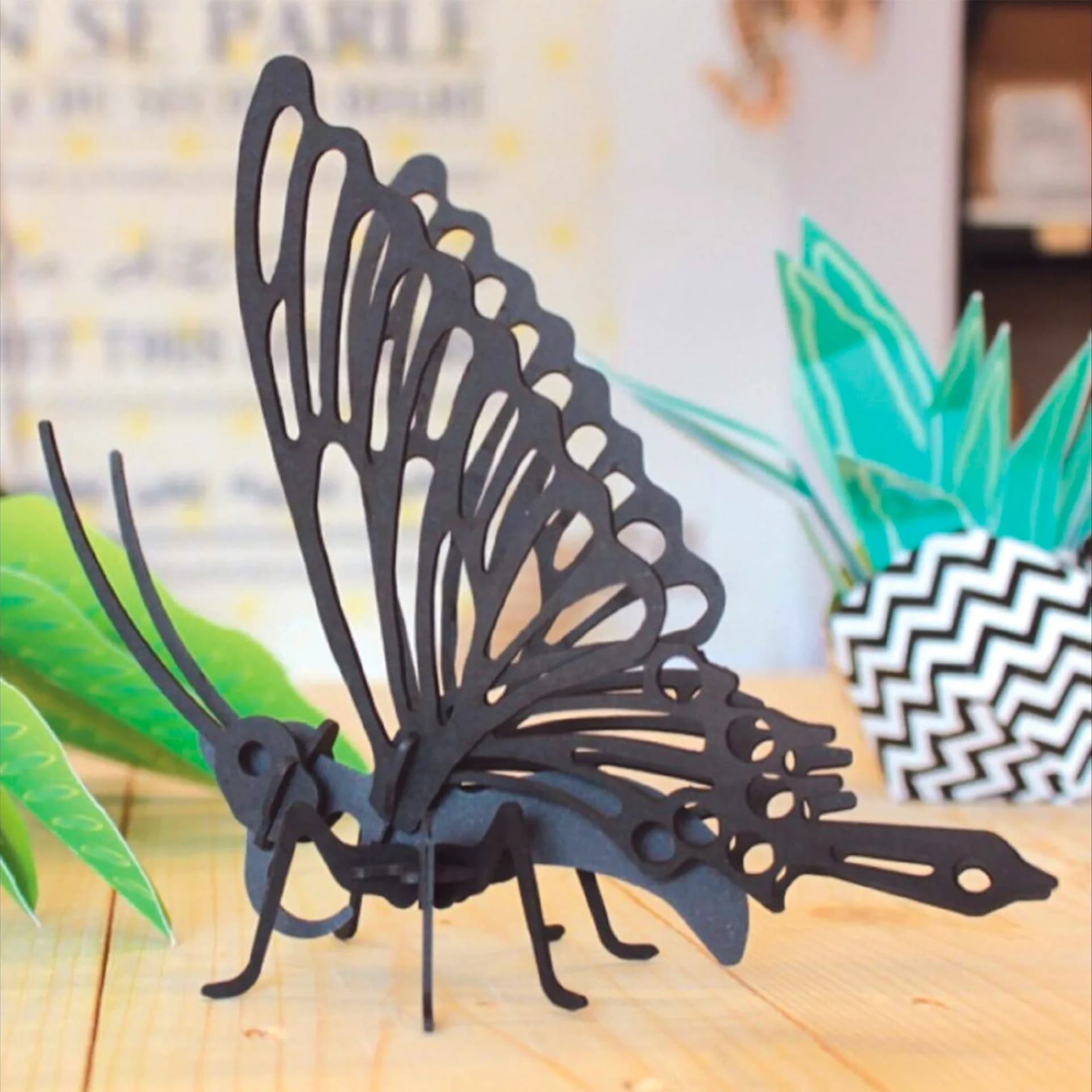 Papillon en carton en situation