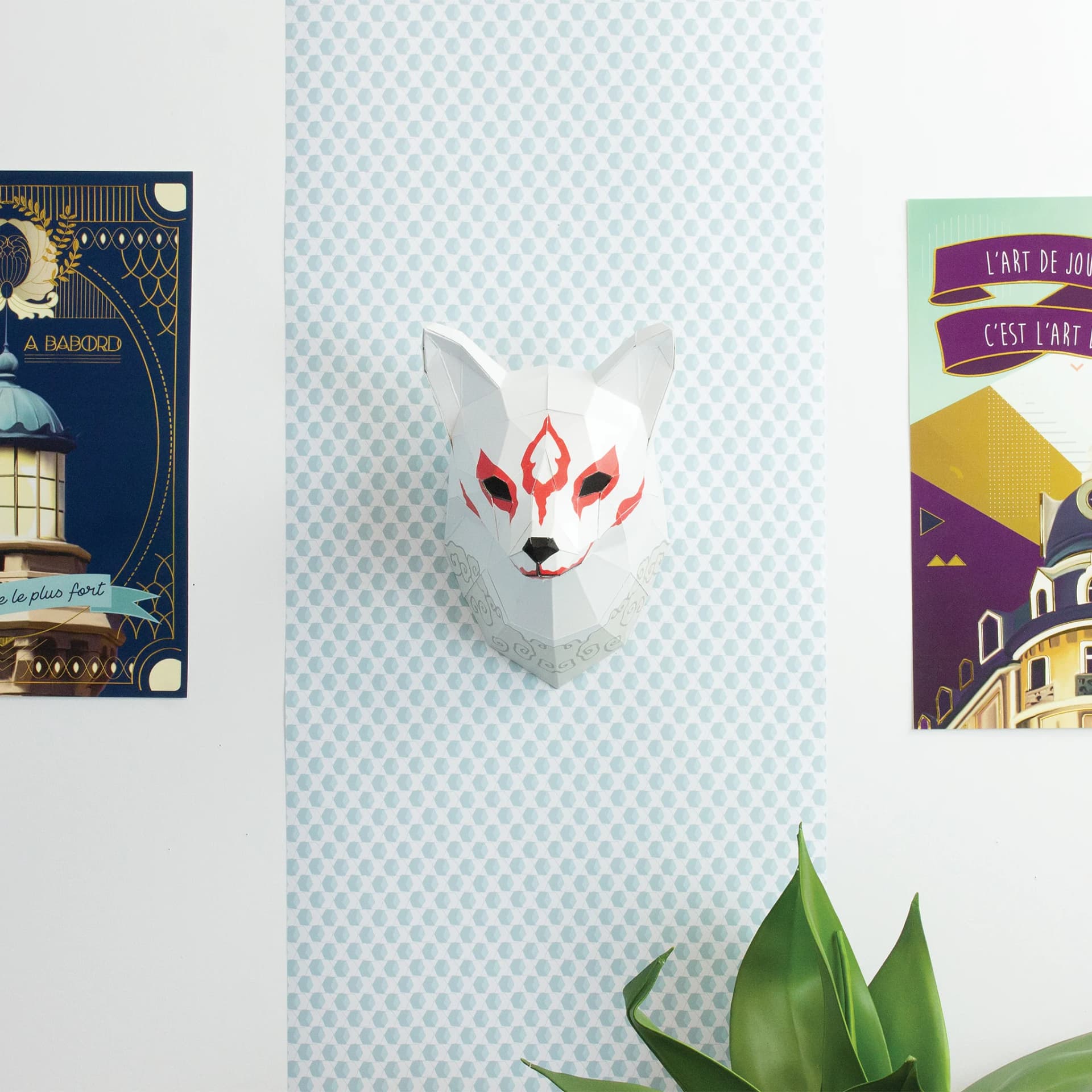 Décoration origami Petit Renard Japon posé au mur sur un fond bleu