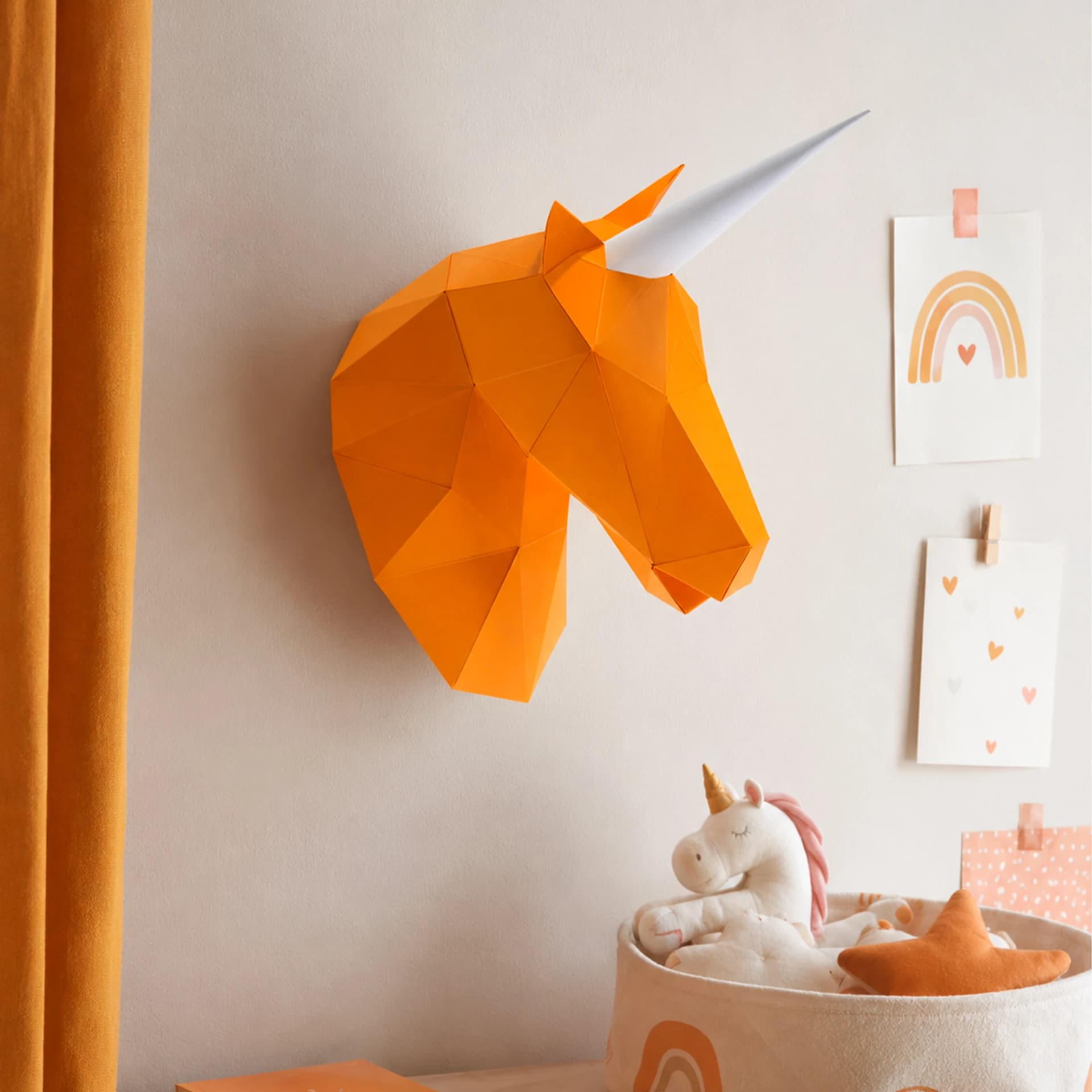 Petite licorne en papier 3d Orange mis en situation accroché au mur dans une chambre d'enfant