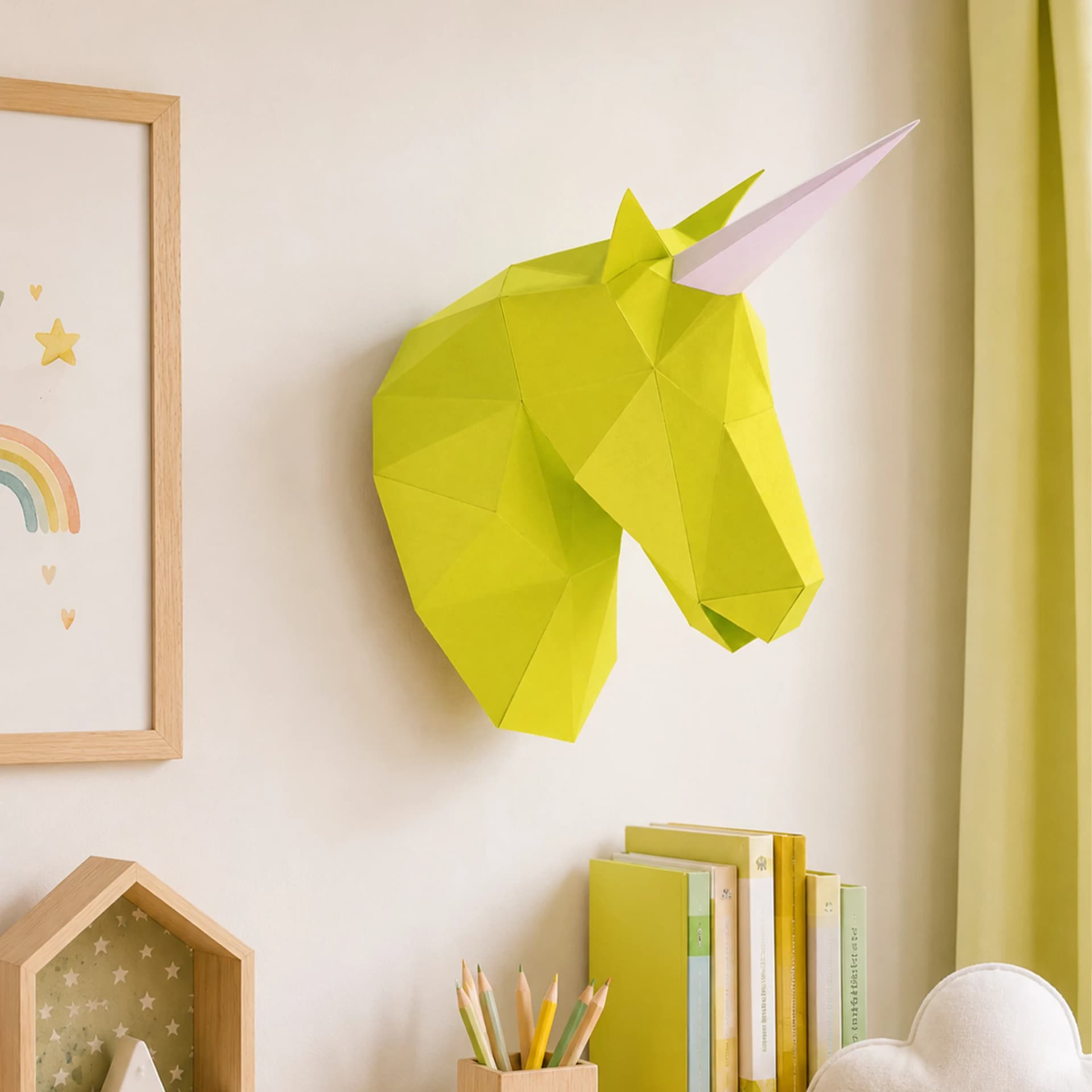 Petite licorne en papier 3d verte mis en situation accroché au mur dans une chambre d'enfant