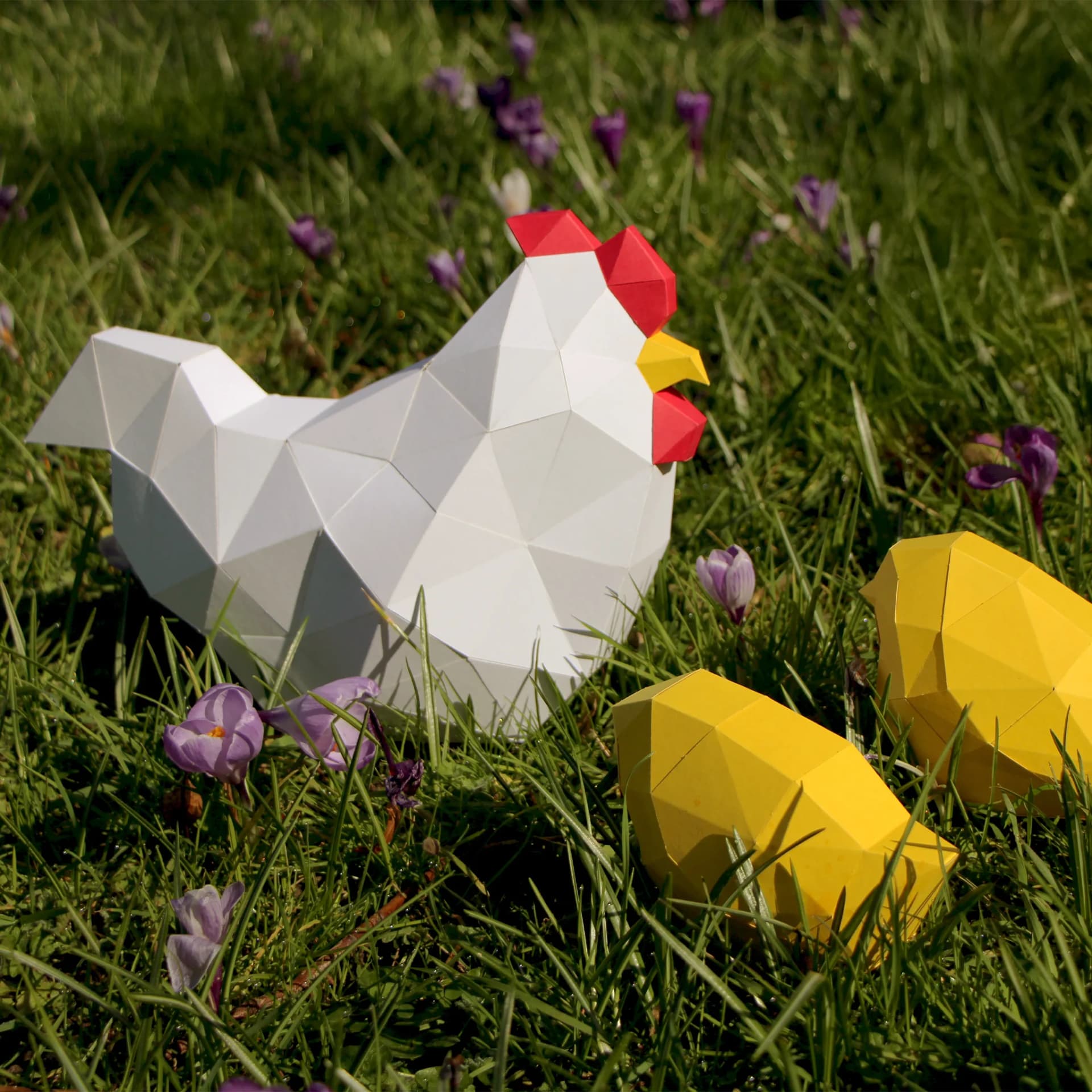 Décoration origami Poule et ses poussins posés dans une prairie