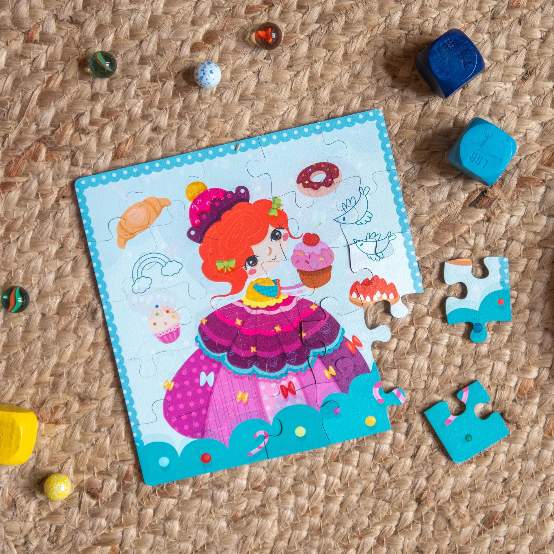 Puzzle enfant en bois 25 pièces Cupcake en situation posé au sol sur un tapis