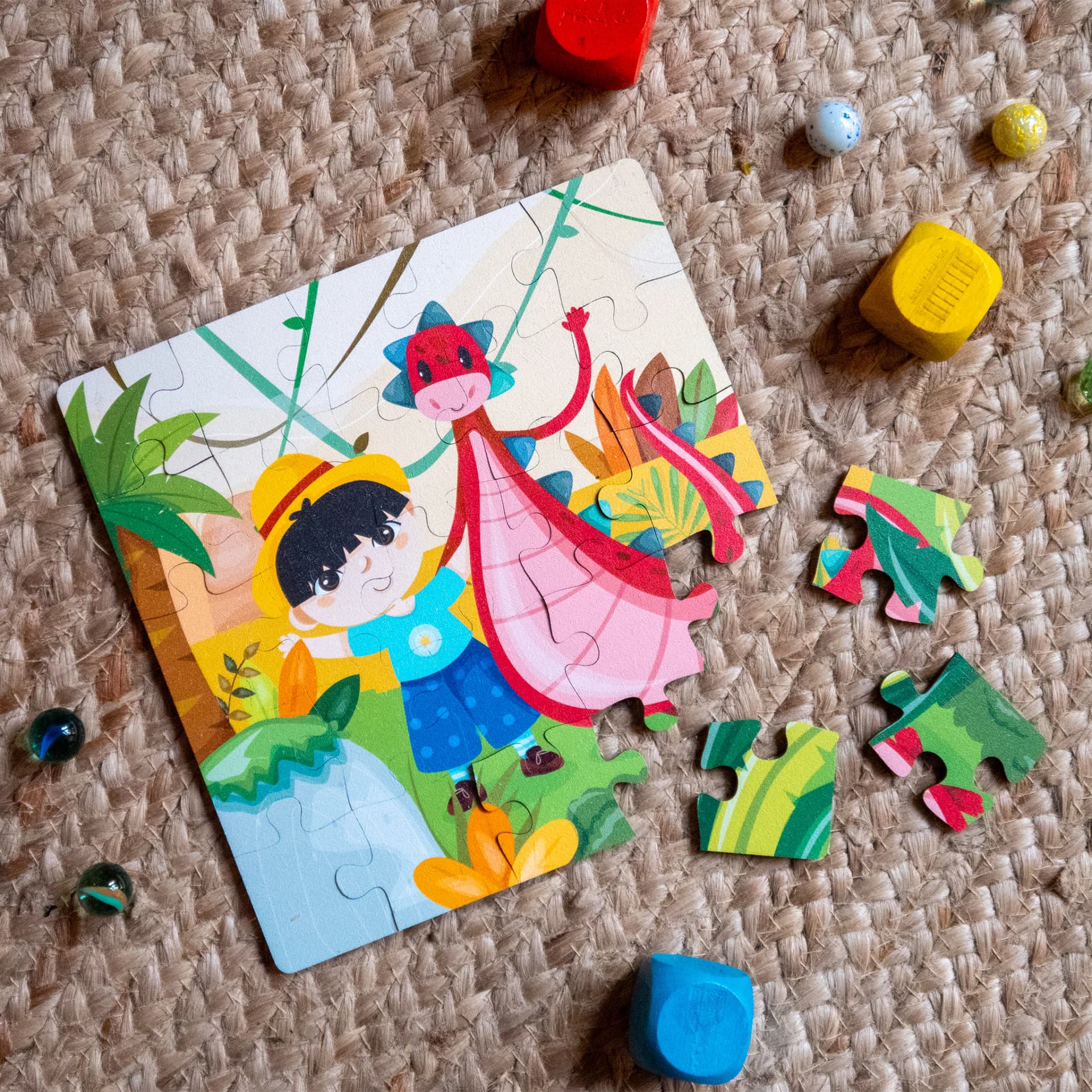 Puzzle enfant en bois 25 pièces Dino en situation posé au sol sur un tapis