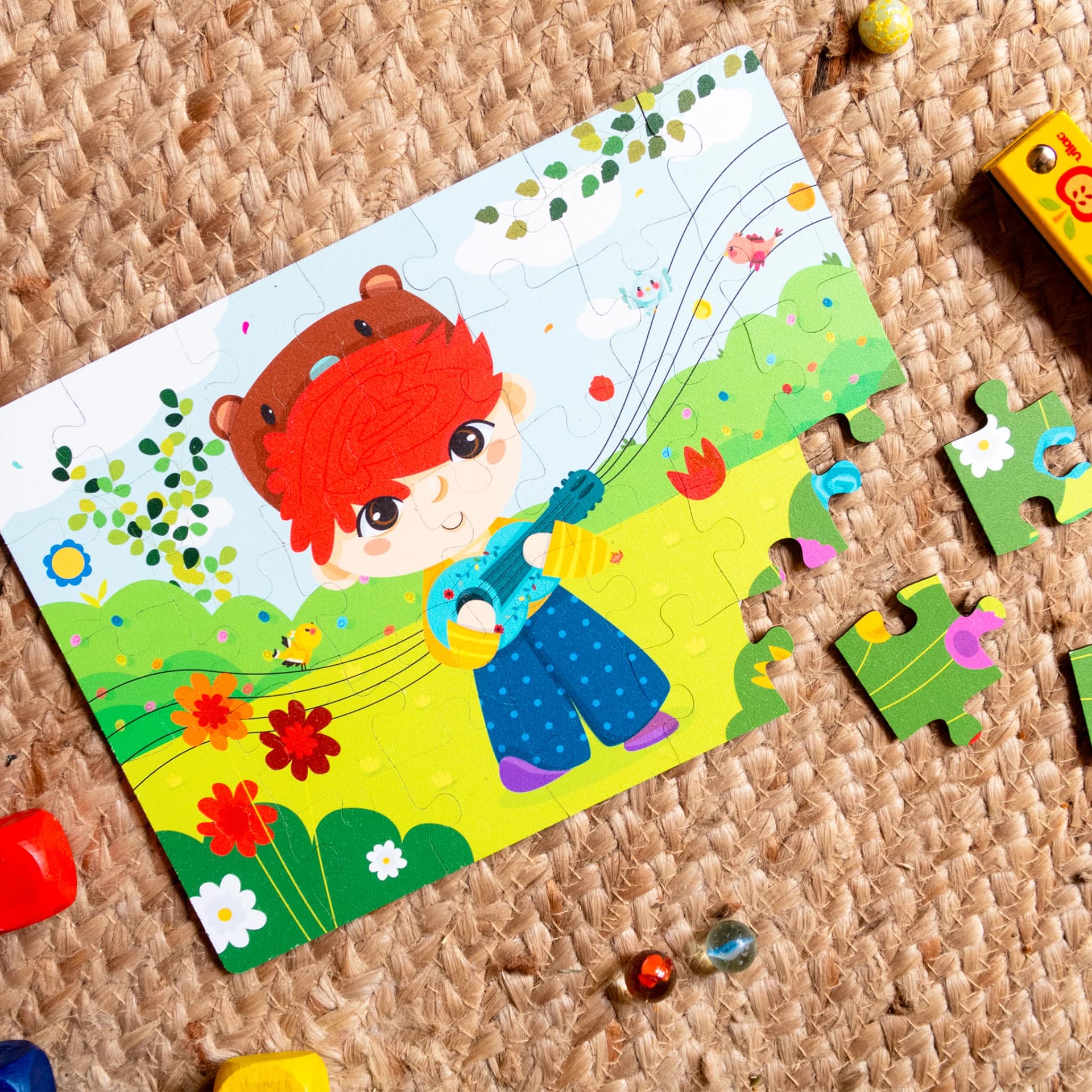 Puzzle enfant en bois 35 pièces Guitare  en situation posé au sol sur un tapis