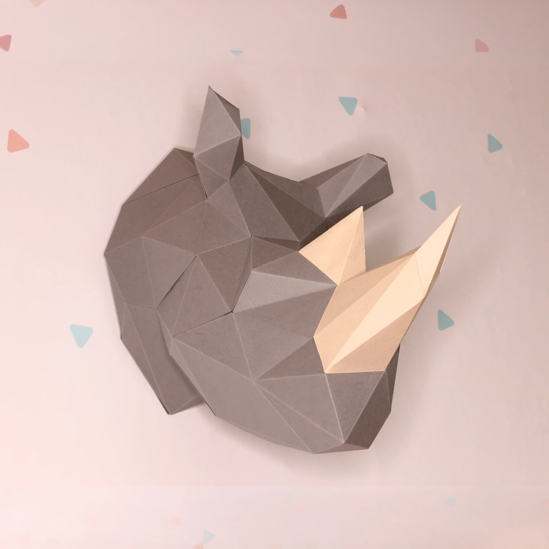 Rhino en papier 3d Naturel en situation, accroché à un mur
