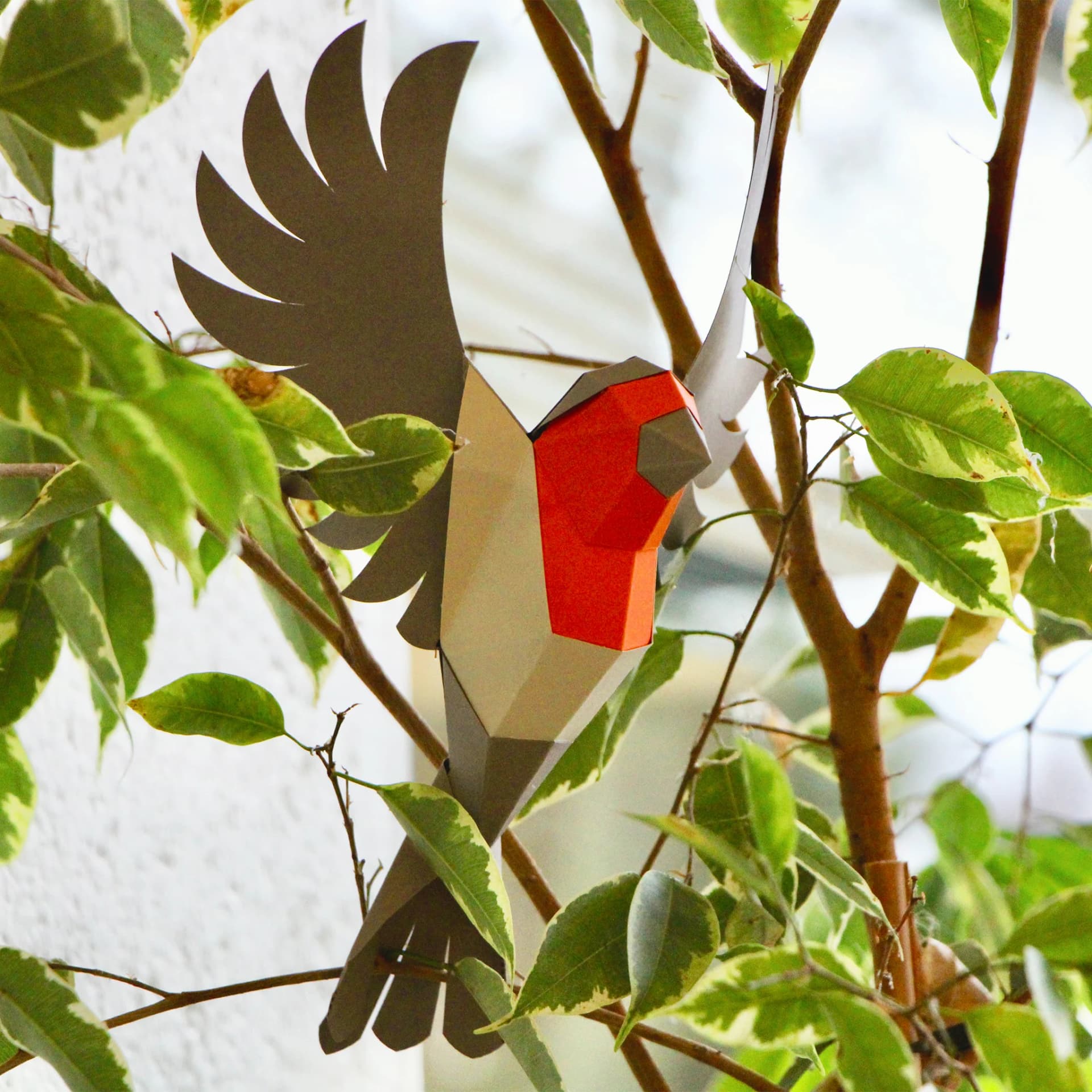 Rouge gorge en papier 3D mis en situation posé sur une branche dans un arbre