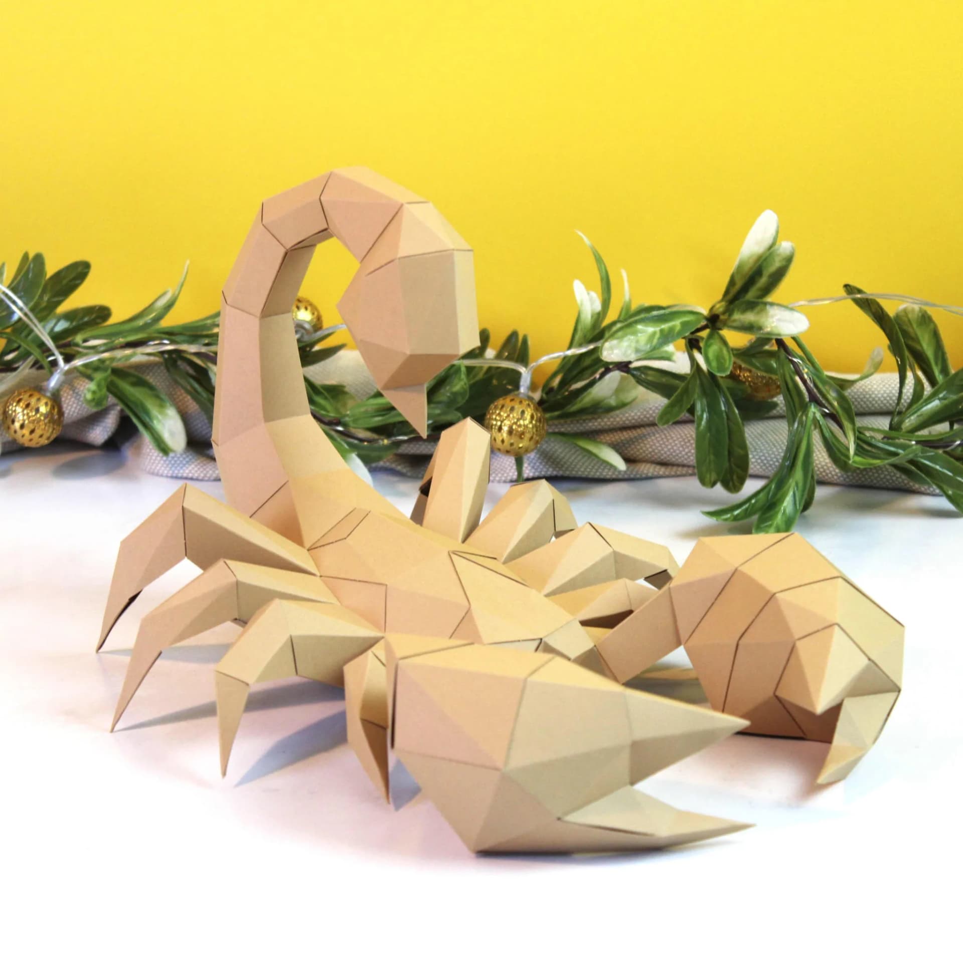 Décoration origami 3d en papier d'un scorpion sur la plage