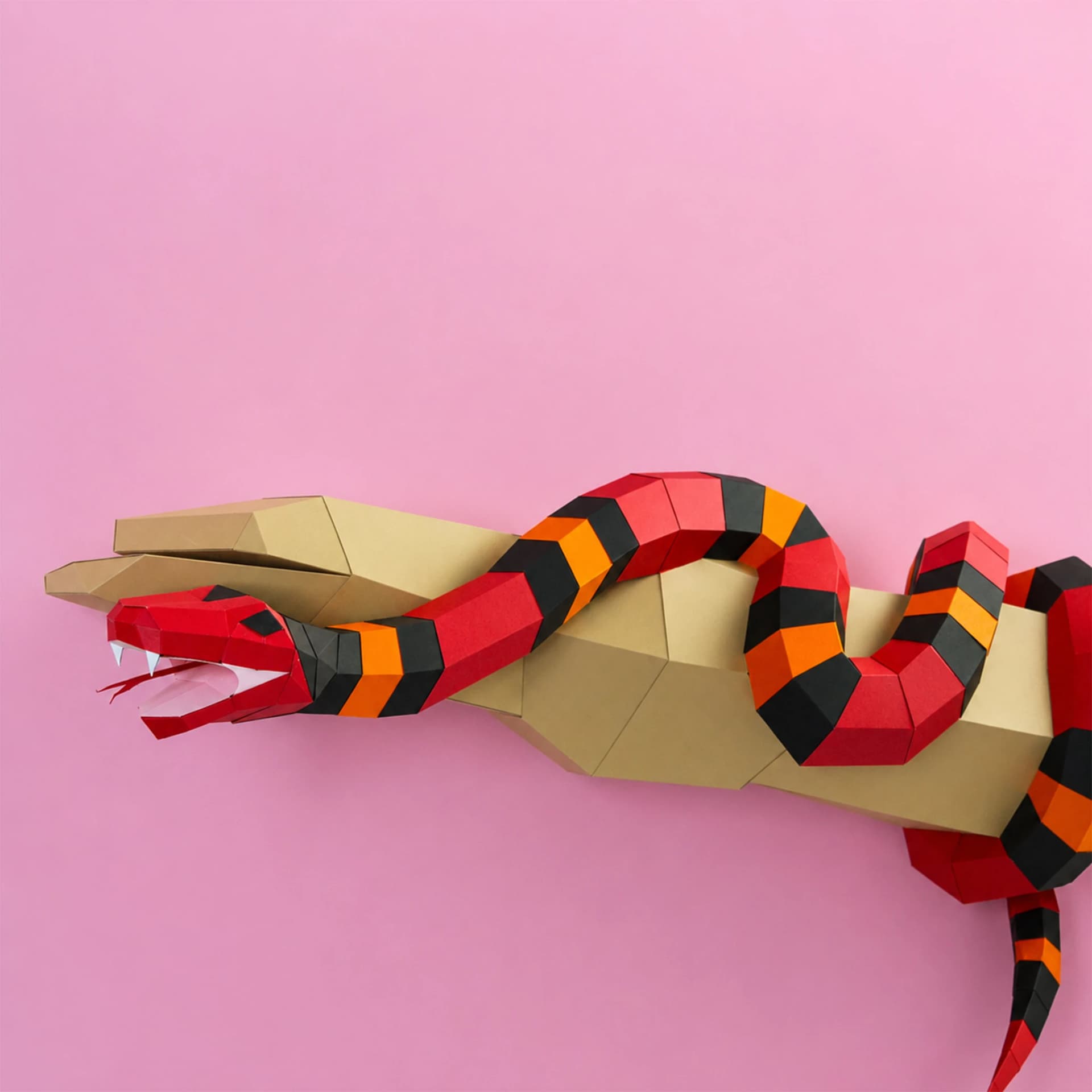 Origami 3d décoration d'un serpent roi sur branche en papier sur un fond rose