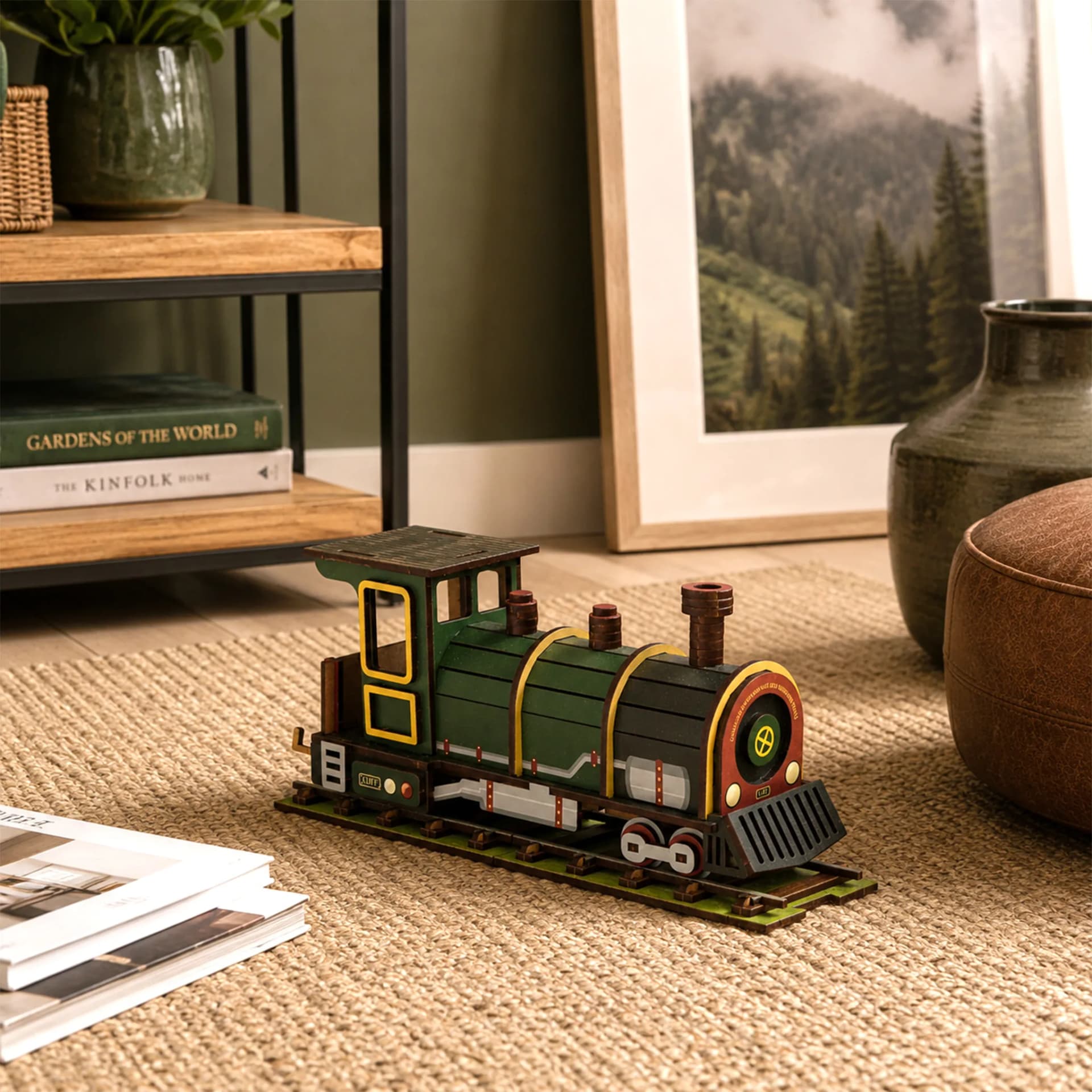 Décoration en bois d'un train locomotive vert à monter soi-même, sur des rails dans une gare