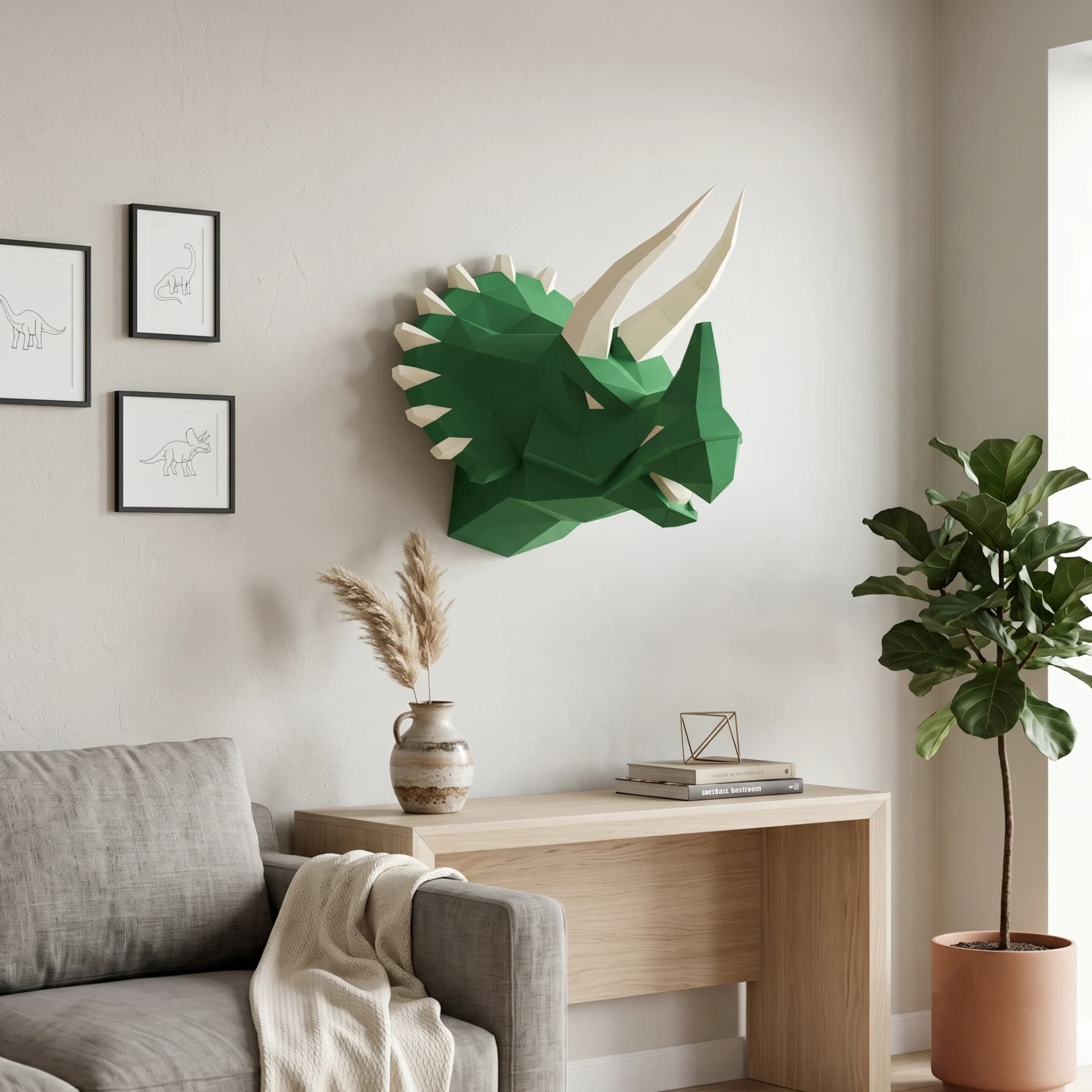 Décoration origami 3D en papier d'un tricératops vert, accroché au dessus d'un lit dans une chambre