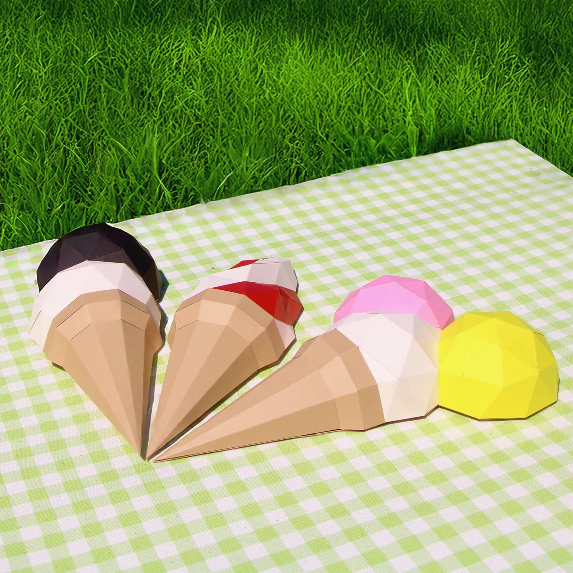 Décoration en papier trio glace posé sur une nappe de picnic dans un grand parc ou un jardin