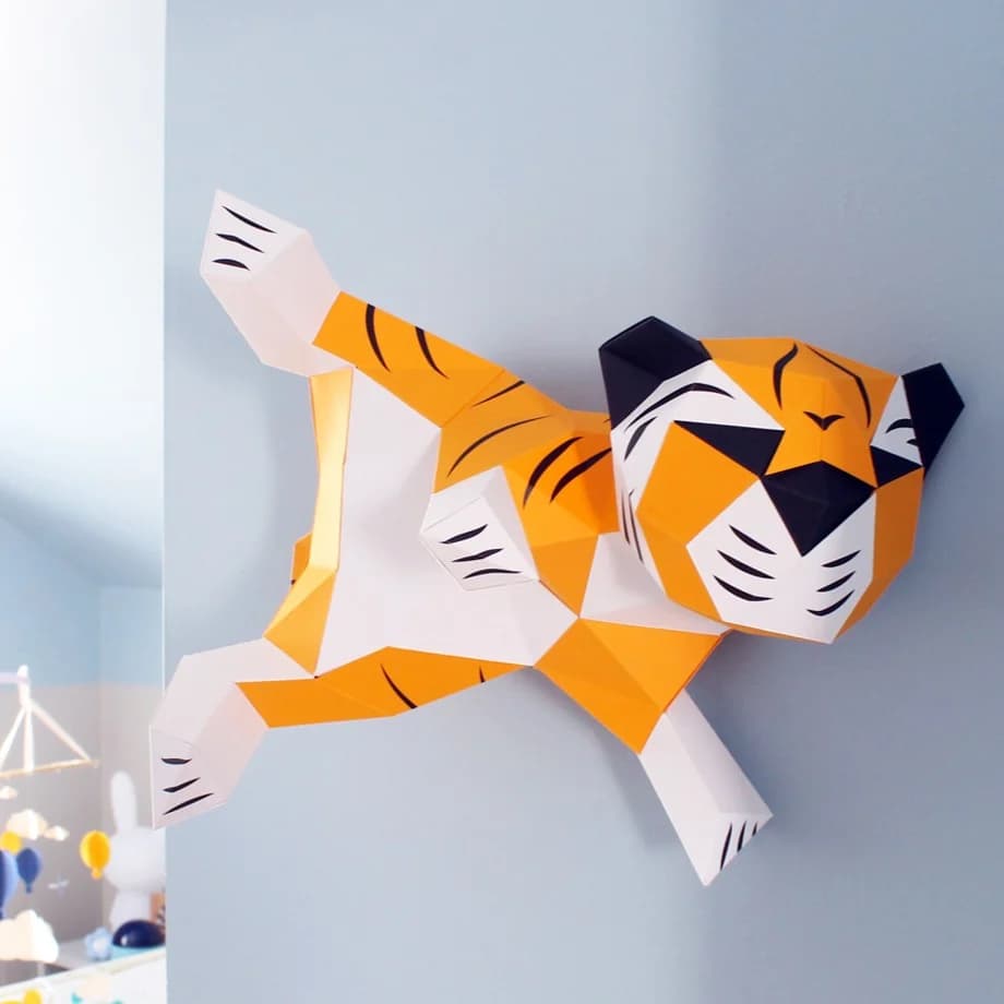 Décoration en papier trophée babies tigre jaune exposé et accroché au mur d'une chambre d'enfant