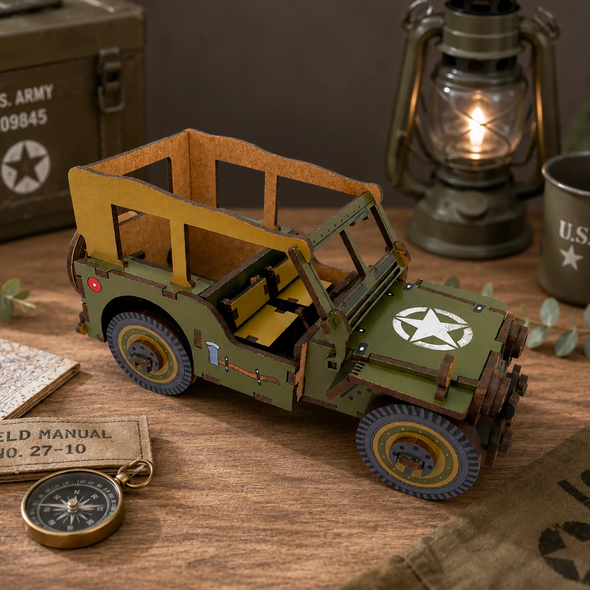 Décoration en bois voiture militaire verte posée en décoration sur une table en bois à côté d'une plante