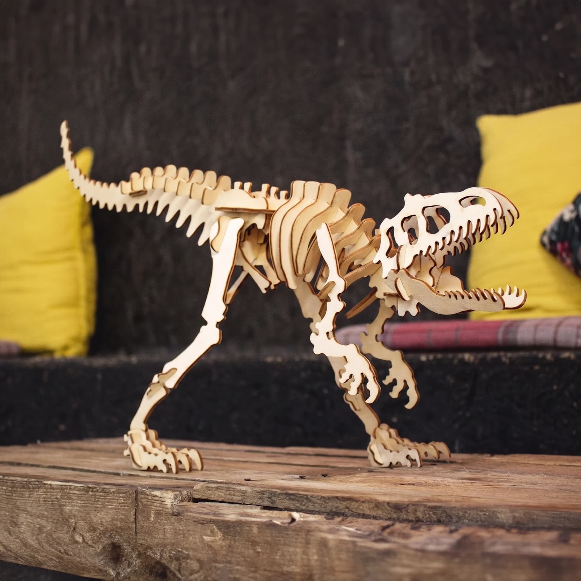 Tyrannosaure en bois posé sur une table de salon