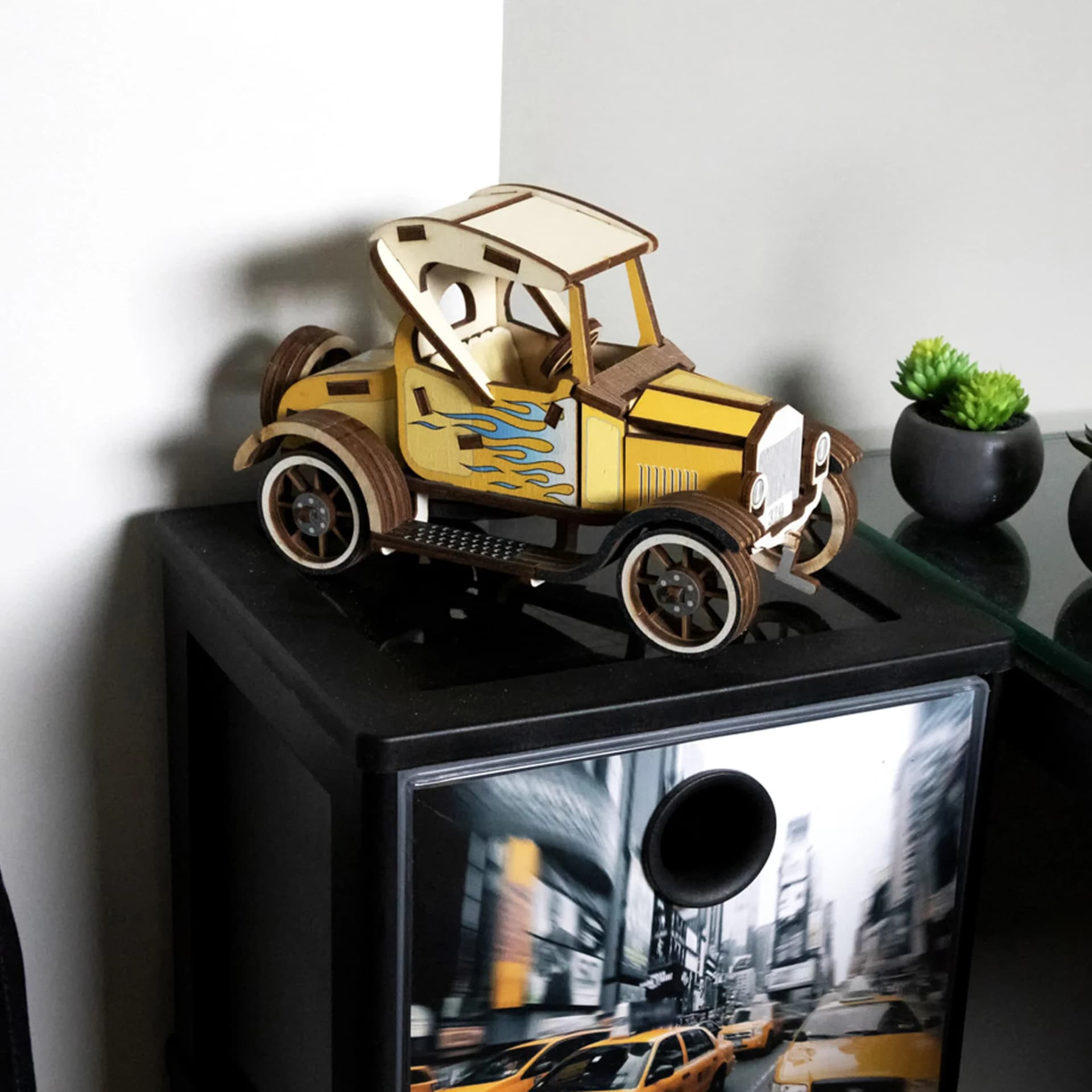 Voiture Ford T en bois Jaune decorative en situation