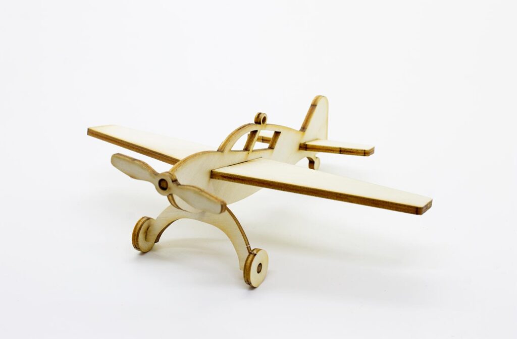 sie_1222_2450_petit-avion-en-bois-web-1.jpg